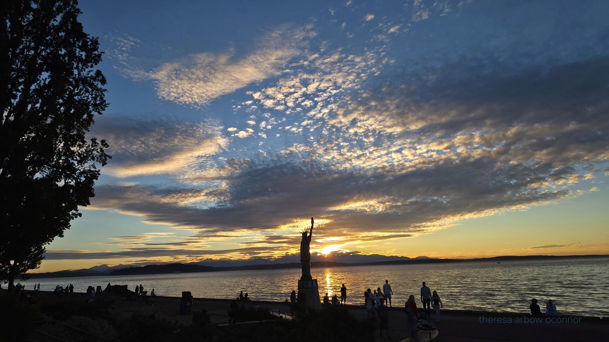 TheresaArbowOC's tweet photo. We have some amazing #clouds #PNW #Alki ♡ https://t.co/JJrLYv9wC1