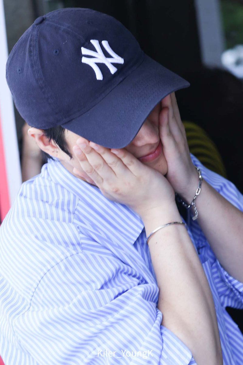 Kiler_1219's tweet photo. 260728 더시즌즈 출근 사랑스럽다 
#영케이 #YoungK #강영현 #데이식스 #DAY6 https://t.co/EIT3U9cofM