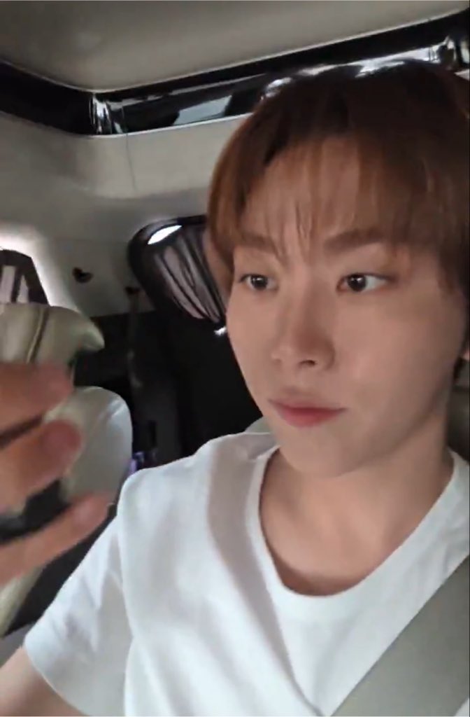 lunehoon's tweet photo. 💎 seungkwan-ah, what perfume do you use?
🍊 i’ve always used this since before.. [was about to show it but contemplated]… ah idk [showed it] https://t.co/qJR90DqT3M