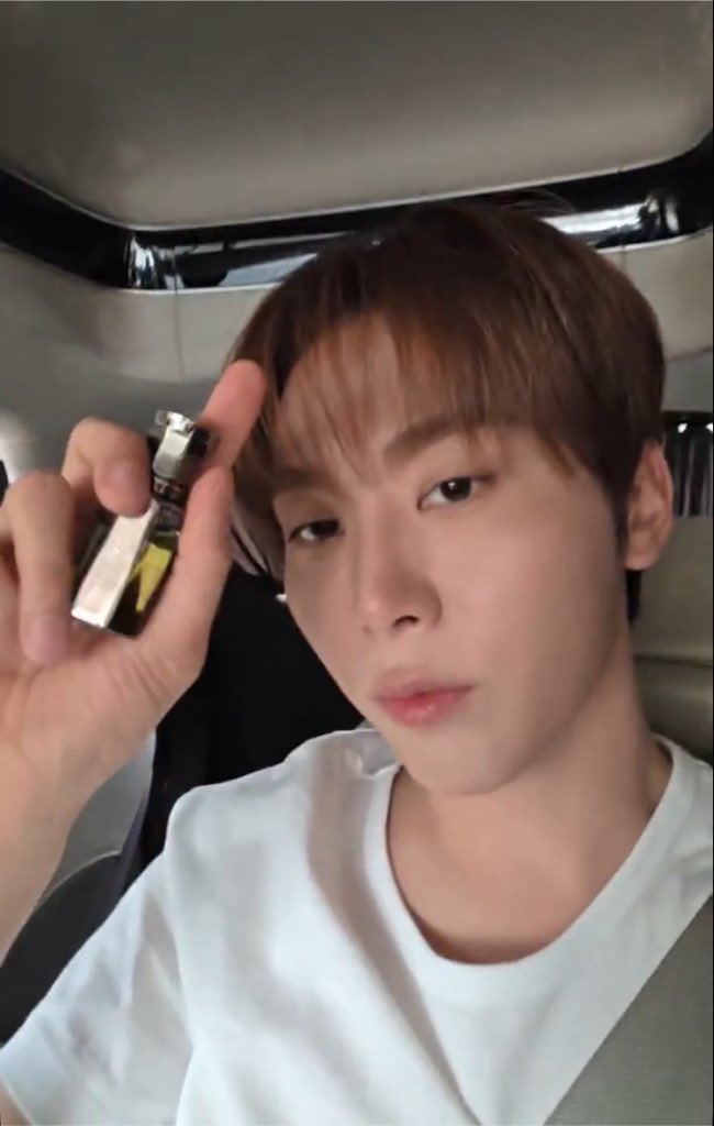 lunehoon's tweet photo. 💎 seungkwan-ah, what perfume do you use?
🍊 i’ve always used this since before.. [was about to show it but contemplated]… ah idk [showed it] https://t.co/qJR90DqT3M