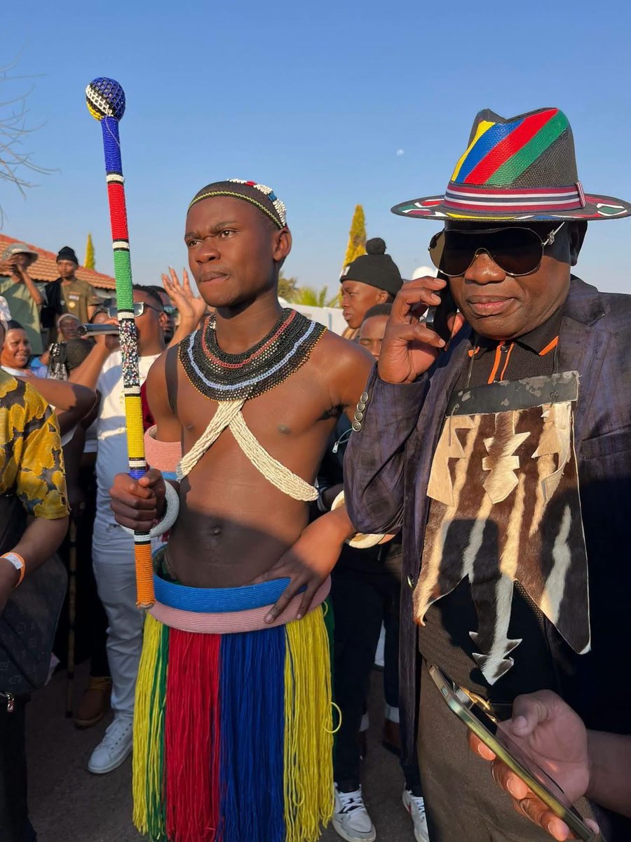 Kgadi_yaMoloto's tweet photo. This past weekend a young man was presented with 3 brand new luxury cars, and 2 brand new trucks as gifts for going to Ndebele initiation school by his father in Bronkhorstspruit 🙌❤️ https://t.co/I4zppY0iFR