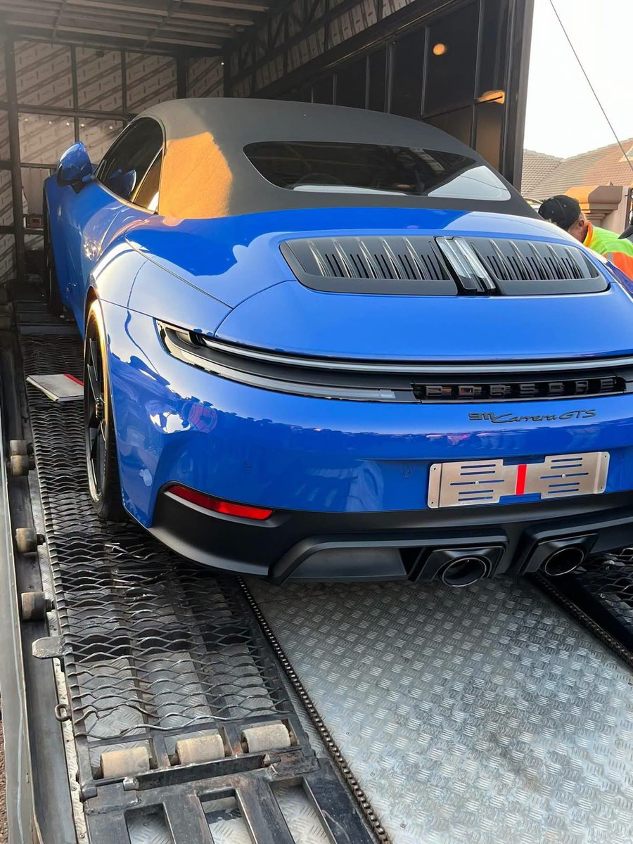 Kgadi_yaMoloto's tweet photo. This past weekend a young man was presented with 3 brand new luxury cars, and 2 brand new trucks as gifts for going to Ndebele initiation school by his father in Bronkhorstspruit 🙌❤️ https://t.co/I4zppY0iFR