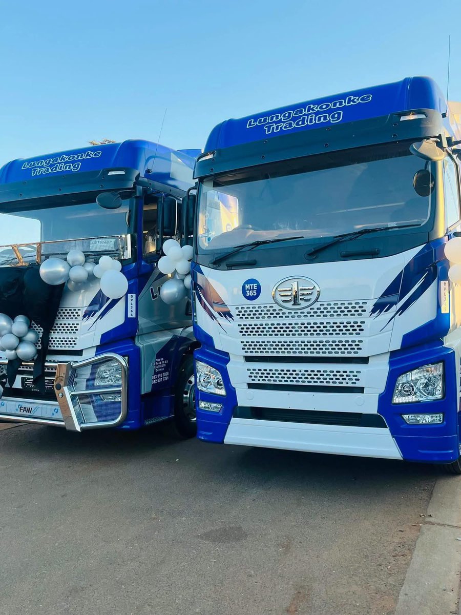 Kgadi_yaMoloto's tweet photo. This past weekend a young man was presented with 3 brand new luxury cars, and 2 brand new trucks as gifts for going to Ndebele initiation school by his father in Bronkhorstspruit 🙌❤️ https://t.co/I4zppY0iFR