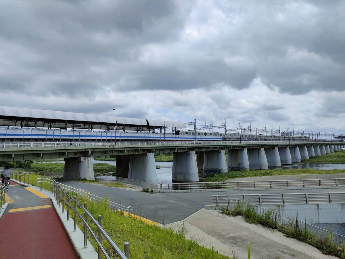 oboe_taro's tweet photo. 今日は多摩川サイクリング。

荒川と違って未舗装のエリアが結構ある。
多摩川行くまでの道中世田谷の路地裏を走ったのだが、時たまとんでもねぇ豪邸が出てきて楽しい。

この後、羽田空港まで行って帰ります。 https://t.co/qUKf276P6k