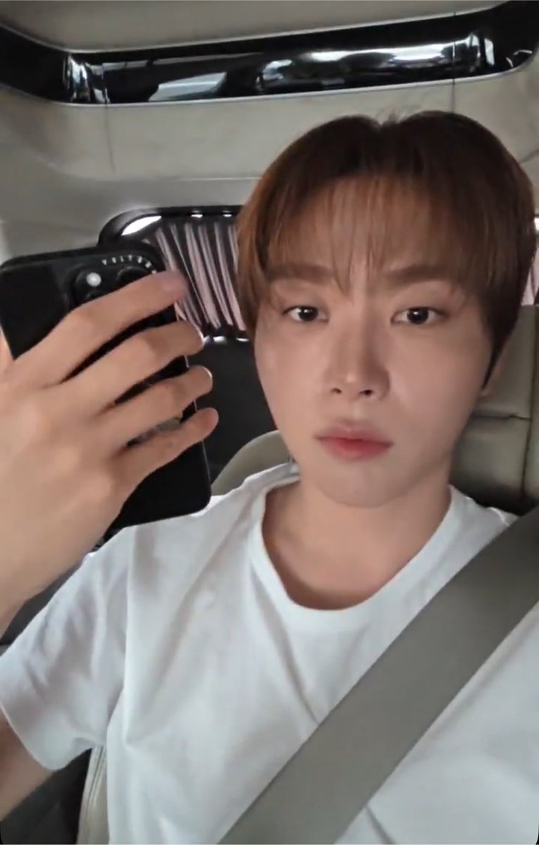 lunehoon's tweet photo. seungkwan and his iphone 15 pro max 😆 

he said his fold7 he’s using has nice zoom and that’s one of the reasons he changes his phone (if it has nice zoom) and a carat said “you don’t use the zoom for concerts anyways” and he said “you’re right 😆” https://t.co/QGZ3aqLL4x