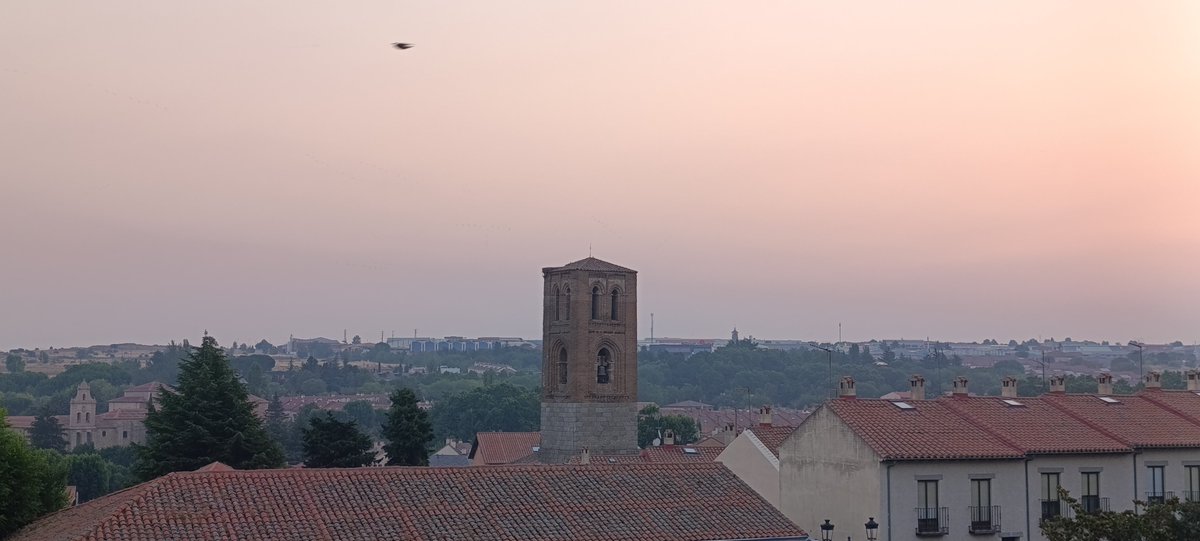 Meteoavila2's tweet photo. 👋 Buenos Días #Ávila

🌡️ Temperatura mínima y actual de 15°C en la ciudad de Ávila.

🟢 El incendio #IFBurgohondo no ha dado sobresaltos está noche y se mantiene sin grandes focos activos.

💨 Continúa el humo en la zona del incendio y en la cara norte de la provincia con inversión térmica que romperá a partir de las 11h.

⚠️ En aviso amarillo toda la provincia por altas temperaturas: Sistema Central 34°C, Moraña 36°C y Sur de Ávila 38°C.

🌬️ Viento del sur moderado desde el mediodía y durante la tarde con rachas de 30 a 40 km/h.