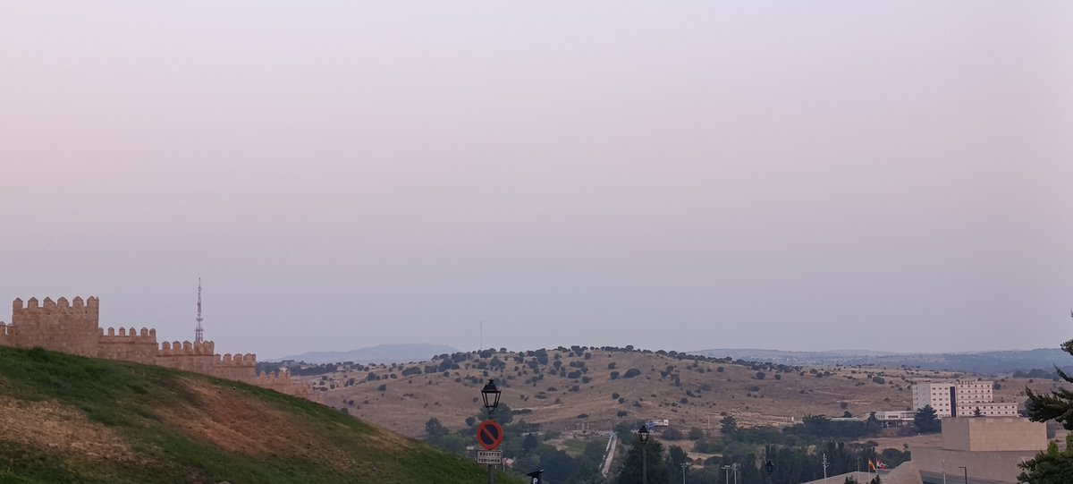 Meteoavila2's tweet photo. 👋 Buenos Días #Ávila

🌡️ Temperatura mínima y actual de 15°C en la ciudad de Ávila.

🟢 El incendio #IFBurgohondo no ha dado sobresaltos está noche y se mantiene sin grandes focos activos.

💨 Continúa el humo en la zona del incendio y en la cara norte de la provincia con inversión térmica que romperá a partir de las 11h.

⚠️ En aviso amarillo toda la provincia por altas temperaturas: Sistema Central 34°C, Moraña 36°C y Sur de Ávila 38°C.

🌬️ Viento del sur moderado desde el mediodía y durante la tarde con rachas de 30 a 40 km/h.