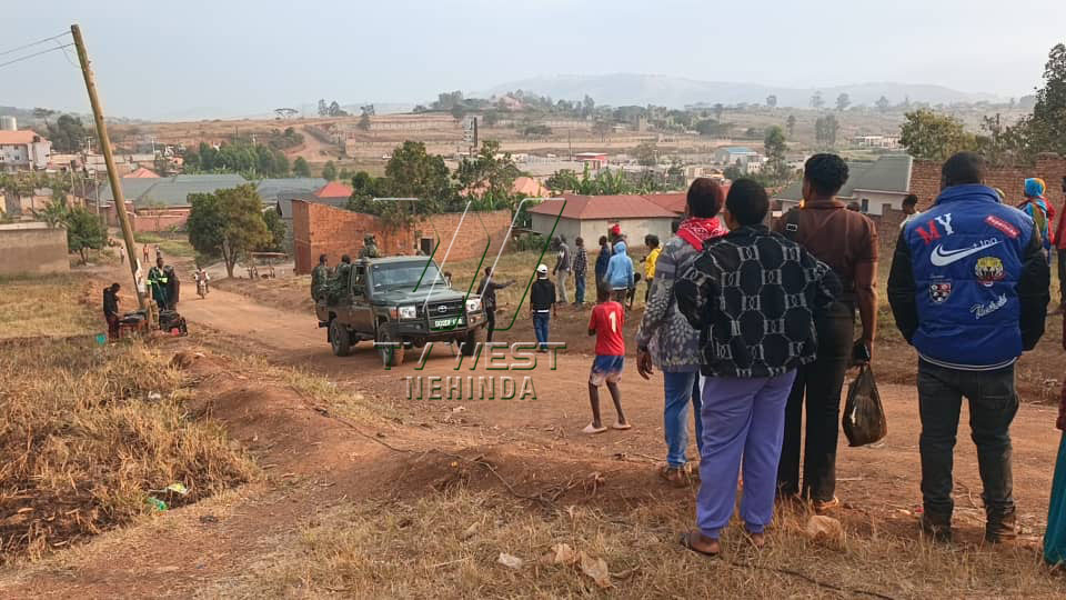 tvwestUG's tweet photo. Amahe gaakyera kweshuka omu kyaro kya Rwebihuro omuri Kakiika, Mbarara City North omu kwetebeekanisiza akaruuru k'okutoorana abeebembezi b'ebyaro akarikuteerwa eriizooba.
#WestUpdates
#UGDecides
📷: Ali Wasswa https://t.co/9w7FuUMLvq