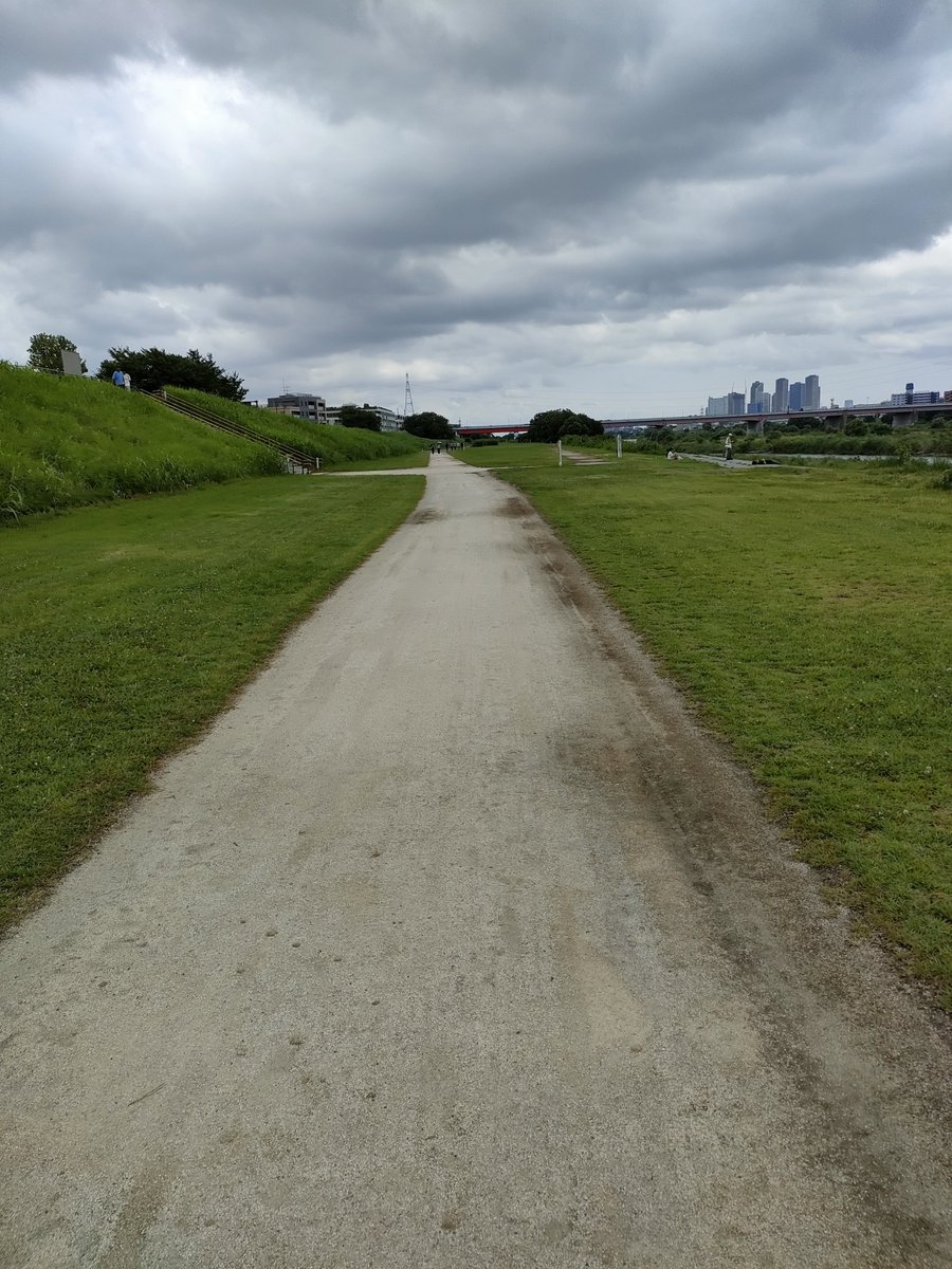 oboe_taro's tweet photo. 今日は多摩川サイクリング。

荒川と違って未舗装のエリアが結構ある。
多摩川行くまでの道中世田谷の路地裏を走ったのだが、時たまとんでもねぇ豪邸が出てきて楽しい。

この後、羽田空港まで行って帰ります。 https://t.co/qUKf276P6k