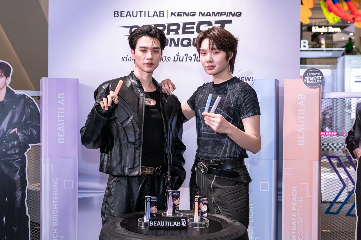 dailyscoopsnews's tweet photo. BEAUTILAB ตอกย้ำแบรนด์คอเรคเตอร์อันดับ 1 ดึง ‘เก่ง–น้ำปิง’ ถ่ายทอดแนวคิด
Correct to Conquer พร้อมเปิดตัว Blue Corrector ตัวช่วยใหม่เพื่อผิวไบรต์อย่างมั่นใจ
￼
#BEAUTILABxKENGNAMPING
#KengHarit #nampingster
#kengnamping #เก่งน้ำปิง

BEAUTILAB (บิวตี้แลป) ตอกย้ำความสำเร็จในฐานะแบรนด์คอเรคเตอร์สีพีชอันดับ 1 ด้วยยอดขายอันดับ 1  บนแพลตฟอร์มออนไลน์ พร้อมเดินหน้าสร้างภาพจำ นึกถึงคอเรคเตอร์ ต้อง BEAUTILAB ผ่านการเปิดตัว เก่ง–หฤษฎ์ และ น้ำปิง–นภัสกร ในฐานะพรีเซนเตอร์คู่แรก และเดินหน้าจัดอีเวนต์ใหญ่ ภายใต้คอนเซ็ปต์ Correct to Conquer! เก่งทุกการปกปิด มั่นใจในปาดเดียว! เพื่อส่งต่อเทคนิคการแก้ปัญหางานผิวด้วย Corrector & Concealer พร้อมสร้างแรงบันดาลใจให้ทุกคนก้าวข้ามทุกความไม่มั่นใจ โดดเด่น และเป็นตัวเองได้อย่างเต็มที่ 
แนวคิด Correct to Conquer เกิดขึ้นจากความเชื่อของ BEAUTILAB ว่า เมคอัพไม่ได้มีหน้าที่เพียงปกปิดจุดที่ไม่มั่นใจ แต่ควรเป็นเครื่องมือที่ช่วยให้ทุกคนรู้สึกมั่นใจและพร้อมแสดงตัวตนในแบบของตัวเอง คำว่า Correctจึงสื่อถึงความเชี่ยวชาญของแบรนด์ในการแก้ปัญหาสีผิวด้วย Color Corrector ขณะที่คำว่าConquer หมายถึงการก้าวข้ามทุกความไม่มั่นใจ เพื่อให้ทุกคนพร้อมโดดเด่นและพิชิตทุกสถานการณ์ในแบบของตัวเอง 
 
￼

คอนเซ็ปต์ดังกล่าวยังสะท้อนเส้นทางของBEAUTILAB จากการพัฒนา Peach Corrector เพื่อตอบโจทย์ปัญหาใต้ตาคล้ำและรอยหมองคล้ำของคนเอเชีย จนได้รับความนิยมและขึ้นแท่นผลิตภัณฑ์ยอดขายอันดับ 1 หมวด Corrector บน Shopee ประเทศไทย ประจำปี 2025สู่การขยายไลน์ผลิตภัณฑ์ด้วย Blue Corrector สินค้าใหม่ที่ช่วยแก้ปัญหาผิวหมอง เหลือง และช่วยให้ผิวดูไบรต์มีมิติยิ่งขึ้น เพื่อตอกย้ำเป้าหมายของแบรนด์ในการเป็นผู้นำด้านคอเรคเตอร์อย่างครบวงจร

￼

ความสำเร็จของ BEAUTILAB ไม่ได้เริ่มจากการตามกระแสเมคอัพ แต่เริ่มจากการมองเห็นช่องว่างที่ยังไม่มีใครแก้ได้อย่างตรงจุด โดย คุณพงศ์–นพ.ยุวพงศ์ สุทธินันท์ ผู้ก่อตั้งแบรนด์ มองว่าแม้ตลาดความงามไทยจะมีการแข่งขันสูง แต่ยังมีโอกาสสำหรับผลิตภัณฑ์ที่พัฒนาจากความเข้าใจปัญหาผิวของคนเอเชียอย่างแท้จริง จึงนำองค์ความรู้ด้านผิวพรรณและกระบวนการวิจัย มาสร้าง BEAUTILAB ภายใต้แนวคิด Beauty + Lab เพื่อเปลี่ยนทุกปัญหางานผิวให้กลายเป็นโจทย์ของการทดลอง และพัฒนาเป็นเมคอัพที่ช่วยแก้ปัญหาได้จริง โดยหนึ่งในช่องว่างสำคัญที่แบรนด์มองเห็นตั้งแต่แรก คือ Color Corrector ไอเทมที่ยังไม่เป็นที่นิยมในไทย ก่อนที่ BEAUTILAB จะผลักดันให้กลายเป็นไอเทมสำคัญของงานผิวในวันนี้
“หลังจากทำ Dr.PONG เราคุยกับช่างแต่งหน้ามืออาชีพเยอะมาก และได้ยินปัญหาเดิมซ้ำๆ ใต้ตาคล้ำของคนไทยปกปิดยากที่สุด ลงคอนซีลเลอร์ทับไปเลยก็เทาหม่นใช้ Corrector แบรนด์ต่างประเทศ สีก็ถูกออกแบบมาสำหรับผิวฝรั่ง พอมาลงบนผิวคนเอเชียกลับส้มโดด ลอย ไม่เนียนไปกับผิว ช่างแต่งหน้าไทยฝีมือระดับโลก แต่ต้องมานั่งผสมสีเองหน้างานทุกครั้ง เพราะไม่มีใครทำสีที่ 'ถูกออกแบบมาเพื่อผิวคนไทย' จริงๆเราเลยตั้งคำถามง่าย ๆ ว่าทำไมเครื่องมือพื้นฐานที่ช่างแต่งหน้าไทยทุกคนต้องใช้ ถึงต้องเป็นของแบรนด์ที่ไม่เคยเห็นผิวคนไทยมาก่อน นั่นคือวันที่ Peach Corrector เกิดขึ้น  
DNA ของ BEAUTILAB คือการผสาน Beauty เข้ากับ Lab เรานำความเข้าใจเรื่องความงามมารวมกับการค้นคว้าและทดลองเพื่อสร้างเมคอัพที่ไม่ได้มีดีแค่ความสวยงาม แต่ต้องแก้ปัญหาและช่วยเพิ่มความมั่นใจให้ผู้ใช้ได้จริง เป้าหมายของเราคือการทำให้ BEAUTILAB กลายเป็นแบรนด์แรกที่ผู้บริโภคนึกถึงเมื่อต้องการตัวช่วยเรื่องงานผิว”

￼
 
แนวคิดดังกล่าวนำมาสู่ Hero Product อย่าง Peach Corrector ซึ่งได้รับความนิยมอย่างต่อเนื่อง และช่วยผลักดันให้ผู้บริโภคชาวไทยรู้จักการใช้ Color Corrector เพื่อแก้ปัญหาใต้ตาคล้ำและสีผิวไม่สม่ำเสมอ ก่อนลงคอนซีลเลอร์มากขึ้น 

￼