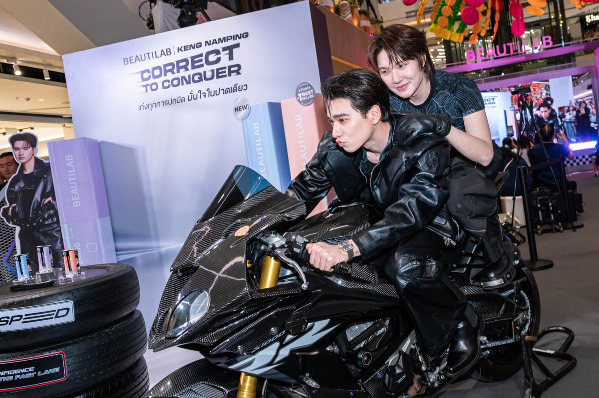 dailyscoopsnews's tweet photo. BEAUTILAB ตอกย้ำแบรนด์คอเรคเตอร์อันดับ 1 ดึง ‘เก่ง–น้ำปิง’ ถ่ายทอดแนวคิด
Correct to Conquer พร้อมเปิดตัว Blue Corrector ตัวช่วยใหม่เพื่อผิวไบรต์อย่างมั่นใจ
￼
#BEAUTILABxKENGNAMPING
#KengHarit #nampingster
#kengnamping #เก่งน้ำปิง

BEAUTILAB (บิวตี้แลป) ตอกย้ำความสำเร็จในฐานะแบรนด์คอเรคเตอร์สีพีชอันดับ 1 ด้วยยอดขายอันดับ 1  บนแพลตฟอร์มออนไลน์ พร้อมเดินหน้าสร้างภาพจำ นึกถึงคอเรคเตอร์ ต้อง BEAUTILAB ผ่านการเปิดตัว เก่ง–หฤษฎ์ และ น้ำปิง–นภัสกร ในฐานะพรีเซนเตอร์คู่แรก และเดินหน้าจัดอีเวนต์ใหญ่ ภายใต้คอนเซ็ปต์ Correct to Conquer! เก่งทุกการปกปิด มั่นใจในปาดเดียว! เพื่อส่งต่อเทคนิคการแก้ปัญหางานผิวด้วย Corrector & Concealer พร้อมสร้างแรงบันดาลใจให้ทุกคนก้าวข้ามทุกความไม่มั่นใจ โดดเด่น และเป็นตัวเองได้อย่างเต็มที่ 
แนวคิด Correct to Conquer เกิดขึ้นจากความเชื่อของ BEAUTILAB ว่า เมคอัพไม่ได้มีหน้าที่เพียงปกปิดจุดที่ไม่มั่นใจ แต่ควรเป็นเครื่องมือที่ช่วยให้ทุกคนรู้สึกมั่นใจและพร้อมแสดงตัวตนในแบบของตัวเอง คำว่า Correctจึงสื่อถึงความเชี่ยวชาญของแบรนด์ในการแก้ปัญหาสีผิวด้วย Color Corrector ขณะที่คำว่าConquer หมายถึงการก้าวข้ามทุกความไม่มั่นใจ เพื่อให้ทุกคนพร้อมโดดเด่นและพิชิตทุกสถานการณ์ในแบบของตัวเอง 
 
￼

คอนเซ็ปต์ดังกล่าวยังสะท้อนเส้นทางของBEAUTILAB จากการพัฒนา Peach Corrector เพื่อตอบโจทย์ปัญหาใต้ตาคล้ำและรอยหมองคล้ำของคนเอเชีย จนได้รับความนิยมและขึ้นแท่นผลิตภัณฑ์ยอดขายอันดับ 1 หมวด Corrector บน Shopee ประเทศไทย ประจำปี 2025สู่การขยายไลน์ผลิตภัณฑ์ด้วย Blue Corrector สินค้าใหม่ที่ช่วยแก้ปัญหาผิวหมอง เหลือง และช่วยให้ผิวดูไบรต์มีมิติยิ่งขึ้น เพื่อตอกย้ำเป้าหมายของแบรนด์ในการเป็นผู้นำด้านคอเรคเตอร์อย่างครบวงจร

￼

ความสำเร็จของ BEAUTILAB ไม่ได้เริ่มจากการตามกระแสเมคอัพ แต่เริ่มจากการมองเห็นช่องว่างที่ยังไม่มีใครแก้ได้อย่างตรงจุด โดย คุณพงศ์–นพ.ยุวพงศ์ สุทธินันท์ ผู้ก่อตั้งแบรนด์ มองว่าแม้ตลาดความงามไทยจะมีการแข่งขันสูง แต่ยังมีโอกาสสำหรับผลิตภัณฑ์ที่พัฒนาจากความเข้าใจปัญหาผิวของคนเอเชียอย่างแท้จริง จึงนำองค์ความรู้ด้านผิวพรรณและกระบวนการวิจัย มาสร้าง BEAUTILAB ภายใต้แนวคิด Beauty + Lab เพื่อเปลี่ยนทุกปัญหางานผิวให้กลายเป็นโจทย์ของการทดลอง และพัฒนาเป็นเมคอัพที่ช่วยแก้ปัญหาได้จริง โดยหนึ่งในช่องว่างสำคัญที่แบรนด์มองเห็นตั้งแต่แรก คือ Color Corrector ไอเทมที่ยังไม่เป็นที่นิยมในไทย ก่อนที่ BEAUTILAB จะผลักดันให้กลายเป็นไอเทมสำคัญของงานผิวในวันนี้
“หลังจากทำ Dr.PONG เราคุยกับช่างแต่งหน้ามืออาชีพเยอะมาก และได้ยินปัญหาเดิมซ้ำๆ ใต้ตาคล้ำของคนไทยปกปิดยากที่สุด ลงคอนซีลเลอร์ทับไปเลยก็เทาหม่นใช้ Corrector แบรนด์ต่างประเทศ สีก็ถูกออกแบบมาสำหรับผิวฝรั่ง พอมาลงบนผิวคนเอเชียกลับส้มโดด ลอย ไม่เนียนไปกับผิว ช่างแต่งหน้าไทยฝีมือระดับโลก แต่ต้องมานั่งผสมสีเองหน้างานทุกครั้ง เพราะไม่มีใครทำสีที่ 'ถูกออกแบบมาเพื่อผิวคนไทย' จริงๆเราเลยตั้งคำถามง่าย ๆ ว่าทำไมเครื่องมือพื้นฐานที่ช่างแต่งหน้าไทยทุกคนต้องใช้ ถึงต้องเป็นของแบรนด์ที่ไม่เคยเห็นผิวคนไทยมาก่อน นั่นคือวันที่ Peach Corrector เกิดขึ้น  
DNA ของ BEAUTILAB คือการผสาน Beauty เข้ากับ Lab เรานำความเข้าใจเรื่องความงามมารวมกับการค้นคว้าและทดลองเพื่อสร้างเมคอัพที่ไม่ได้มีดีแค่ความสวยงาม แต่ต้องแก้ปัญหาและช่วยเพิ่มความมั่นใจให้ผู้ใช้ได้จริง เป้าหมายของเราคือการทำให้ BEAUTILAB กลายเป็นแบรนด์แรกที่ผู้บริโภคนึกถึงเมื่อต้องการตัวช่วยเรื่องงานผิว”

￼
 
แนวคิดดังกล่าวนำมาสู่ Hero Product อย่าง Peach Corrector ซึ่งได้รับความนิยมอย่างต่อเนื่อง และช่วยผลักดันให้ผู้บริโภคชาวไทยรู้จักการใช้ Color Corrector เพื่อแก้ปัญหาใต้ตาคล้ำและสีผิวไม่สม่ำเสมอ ก่อนลงคอนซีลเลอร์มากขึ้น 

￼