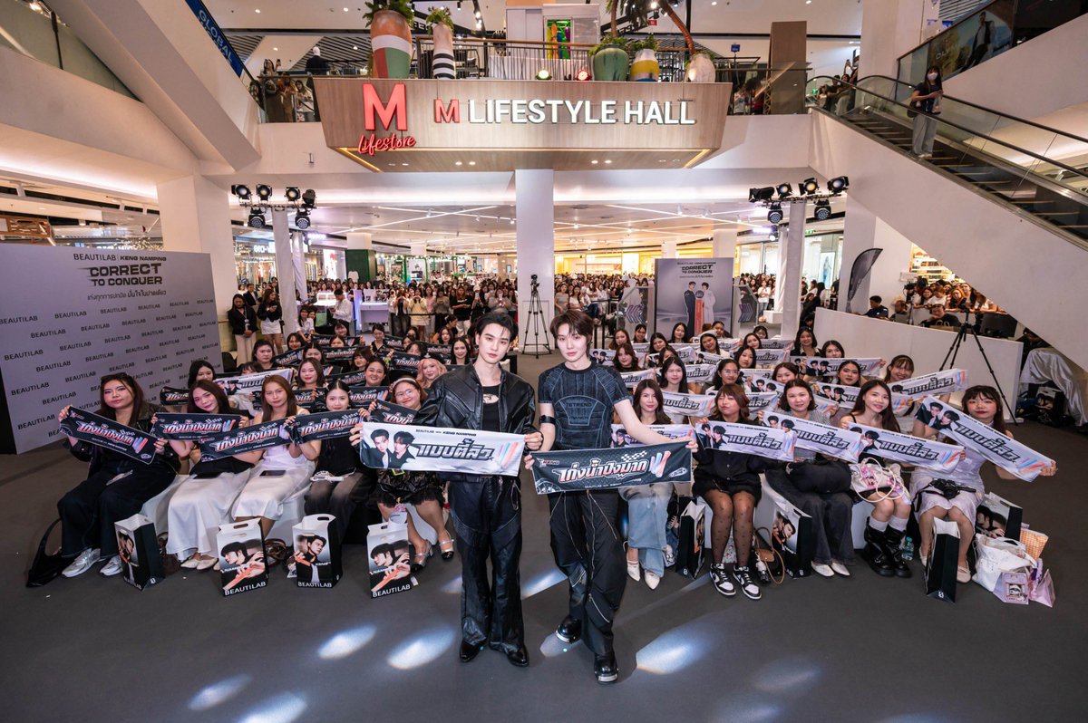 dailyscoopsnews's tweet photo. BEAUTILAB ตอกย้ำแบรนด์คอเรคเตอร์อันดับ 1 ดึง ‘เก่ง–น้ำปิง’ ถ่ายทอดแนวคิด
Correct to Conquer พร้อมเปิดตัว Blue Corrector ตัวช่วยใหม่เพื่อผิวไบรต์อย่างมั่นใจ
￼
#BEAUTILABxKENGNAMPING
#KengHarit #nampingster
#kengnamping #เก่งน้ำปิง

BEAUTILAB (บิวตี้แลป) ตอกย้ำความสำเร็จในฐานะแบรนด์คอเรคเตอร์สีพีชอันดับ 1 ด้วยยอดขายอันดับ 1  บนแพลตฟอร์มออนไลน์ พร้อมเดินหน้าสร้างภาพจำ นึกถึงคอเรคเตอร์ ต้อง BEAUTILAB ผ่านการเปิดตัว เก่ง–หฤษฎ์ และ น้ำปิง–นภัสกร ในฐานะพรีเซนเตอร์คู่แรก และเดินหน้าจัดอีเวนต์ใหญ่ ภายใต้คอนเซ็ปต์ Correct to Conquer! เก่งทุกการปกปิด มั่นใจในปาดเดียว! เพื่อส่งต่อเทคนิคการแก้ปัญหางานผิวด้วย Corrector & Concealer พร้อมสร้างแรงบันดาลใจให้ทุกคนก้าวข้ามทุกความไม่มั่นใจ โดดเด่น และเป็นตัวเองได้อย่างเต็มที่ 
แนวคิด Correct to Conquer เกิดขึ้นจากความเชื่อของ BEAUTILAB ว่า เมคอัพไม่ได้มีหน้าที่เพียงปกปิดจุดที่ไม่มั่นใจ แต่ควรเป็นเครื่องมือที่ช่วยให้ทุกคนรู้สึกมั่นใจและพร้อมแสดงตัวตนในแบบของตัวเอง คำว่า Correctจึงสื่อถึงความเชี่ยวชาญของแบรนด์ในการแก้ปัญหาสีผิวด้วย Color Corrector ขณะที่คำว่าConquer หมายถึงการก้าวข้ามทุกความไม่มั่นใจ เพื่อให้ทุกคนพร้อมโดดเด่นและพิชิตทุกสถานการณ์ในแบบของตัวเอง 
 
￼

คอนเซ็ปต์ดังกล่าวยังสะท้อนเส้นทางของBEAUTILAB จากการพัฒนา Peach Corrector เพื่อตอบโจทย์ปัญหาใต้ตาคล้ำและรอยหมองคล้ำของคนเอเชีย จนได้รับความนิยมและขึ้นแท่นผลิตภัณฑ์ยอดขายอันดับ 1 หมวด Corrector บน Shopee ประเทศไทย ประจำปี 2025สู่การขยายไลน์ผลิตภัณฑ์ด้วย Blue Corrector สินค้าใหม่ที่ช่วยแก้ปัญหาผิวหมอง เหลือง และช่วยให้ผิวดูไบรต์มีมิติยิ่งขึ้น เพื่อตอกย้ำเป้าหมายของแบรนด์ในการเป็นผู้นำด้านคอเรคเตอร์อย่างครบวงจร

￼

ความสำเร็จของ BEAUTILAB ไม่ได้เริ่มจากการตามกระแสเมคอัพ แต่เริ่มจากการมองเห็นช่องว่างที่ยังไม่มีใครแก้ได้อย่างตรงจุด โดย คุณพงศ์–นพ.ยุวพงศ์ สุทธินันท์ ผู้ก่อตั้งแบรนด์ มองว่าแม้ตลาดความงามไทยจะมีการแข่งขันสูง แต่ยังมีโอกาสสำหรับผลิตภัณฑ์ที่พัฒนาจากความเข้าใจปัญหาผิวของคนเอเชียอย่างแท้จริง จึงนำองค์ความรู้ด้านผิวพรรณและกระบวนการวิจัย มาสร้าง BEAUTILAB ภายใต้แนวคิด Beauty + Lab เพื่อเปลี่ยนทุกปัญหางานผิวให้กลายเป็นโจทย์ของการทดลอง และพัฒนาเป็นเมคอัพที่ช่วยแก้ปัญหาได้จริง โดยหนึ่งในช่องว่างสำคัญที่แบรนด์มองเห็นตั้งแต่แรก คือ Color Corrector ไอเทมที่ยังไม่เป็นที่นิยมในไทย ก่อนที่ BEAUTILAB จะผลักดันให้กลายเป็นไอเทมสำคัญของงานผิวในวันนี้
“หลังจากทำ Dr.PONG เราคุยกับช่างแต่งหน้ามืออาชีพเยอะมาก และได้ยินปัญหาเดิมซ้ำๆ ใต้ตาคล้ำของคนไทยปกปิดยากที่สุด ลงคอนซีลเลอร์ทับไปเลยก็เทาหม่นใช้ Corrector แบรนด์ต่างประเทศ สีก็ถูกออกแบบมาสำหรับผิวฝรั่ง พอมาลงบนผิวคนเอเชียกลับส้มโดด ลอย ไม่เนียนไปกับผิว ช่างแต่งหน้าไทยฝีมือระดับโลก แต่ต้องมานั่งผสมสีเองหน้างานทุกครั้ง เพราะไม่มีใครทำสีที่ 'ถูกออกแบบมาเพื่อผิวคนไทย' จริงๆเราเลยตั้งคำถามง่าย ๆ ว่าทำไมเครื่องมือพื้นฐานที่ช่างแต่งหน้าไทยทุกคนต้องใช้ ถึงต้องเป็นของแบรนด์ที่ไม่เคยเห็นผิวคนไทยมาก่อน นั่นคือวันที่ Peach Corrector เกิดขึ้น  
DNA ของ BEAUTILAB คือการผสาน Beauty เข้ากับ Lab เรานำความเข้าใจเรื่องความงามมารวมกับการค้นคว้าและทดลองเพื่อสร้างเมคอัพที่ไม่ได้มีดีแค่ความสวยงาม แต่ต้องแก้ปัญหาและช่วยเพิ่มความมั่นใจให้ผู้ใช้ได้จริง เป้าหมายของเราคือการทำให้ BEAUTILAB กลายเป็นแบรนด์แรกที่ผู้บริโภคนึกถึงเมื่อต้องการตัวช่วยเรื่องงานผิว”

￼
 
แนวคิดดังกล่าวนำมาสู่ Hero Product อย่าง Peach Corrector ซึ่งได้รับความนิยมอย่างต่อเนื่อง และช่วยผลักดันให้ผู้บริโภคชาวไทยรู้จักการใช้ Color Corrector เพื่อแก้ปัญหาใต้ตาคล้ำและสีผิวไม่สม่ำเสมอ ก่อนลงคอนซีลเลอร์มากขึ้น 

￼