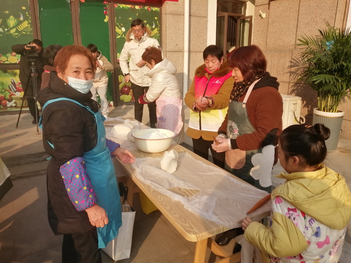 TerkaLexova's tweet photo. [Spent Saturday morning sorting and packing 500+ meals for unhoused neighbors in downtown. Small acts of kindness make such a big difference!  #Volunteer #CommunityLove]， https://t.co/jT4p0XlXWh