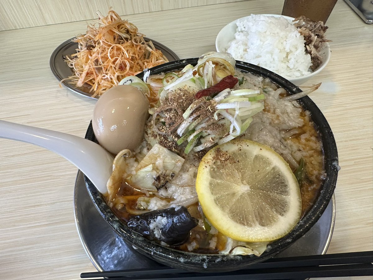 ryutinLosingo's tweet photo. らーめん処 潤 蔵王橋店 @長岡市

辛そば 大油 辛ネギ 正油煮たまご ライス

本日のサラメシ🍜

のりキムチと迷ってこちらのメニューを

ざる中華と冷やし中華も気になりますが...

クセになる酸っぱ辛さで今日も美味しくいただきました🙏🏻 https://t.co/6y99SPseo1