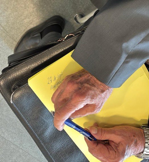 EstevezMayayo's tweet photo. Qué les parecen estas fotos @saizelma @corujoborja @gpsoecongreso @sanchezcadtejon? Compañeros q trabajan hasta morir porque tienen pensiones de 300€ #LosMayoresPrimero #PasarelaInsuficiente #PasarelaPrecaria #J2NoSeRinde 🐝🐝🐝 https://t.co/MjD4wBtYOM