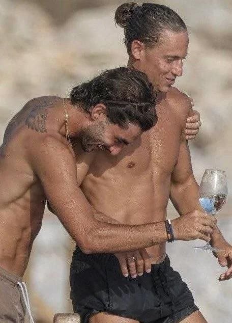 Oyepriyankasun's tweet photo. Spain's Ferran Torres and teammate Marcos Llorente hit the beach in Ibiza to celebrate their World Cup win https://t.co/ouRogz829L