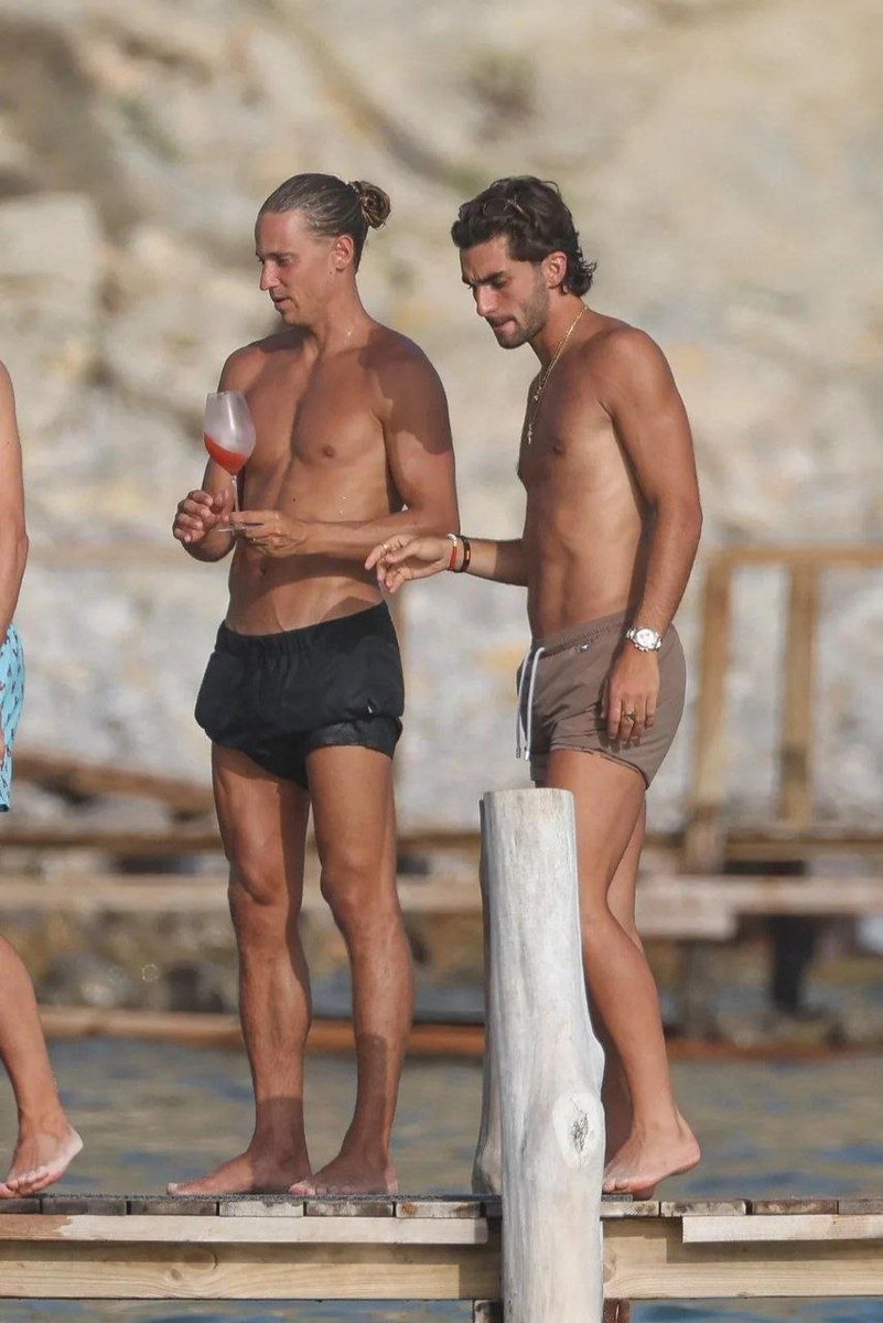 Oyepriyankasun's tweet photo. Spain's Ferran Torres and teammate Marcos Llorente hit the beach in Ibiza to celebrate their World Cup win https://t.co/ouRogz829L