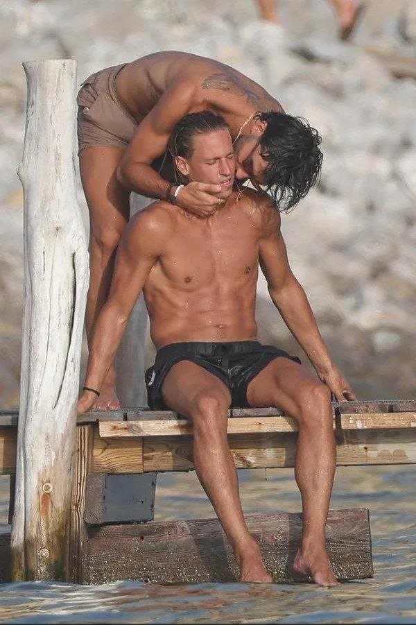 Oyepriyankasun's tweet photo. Spain's Ferran Torres and teammate Marcos Llorente hit the beach in Ibiza to celebrate their World Cup win https://t.co/ouRogz829L