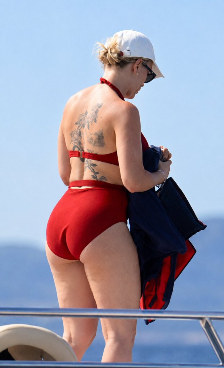 CineworldX_'s tweet photo. Scarlett Johansson showing off her tattoos in the Hamptons at 41... Absolute timeless beauty! 🔥 https://t.co/yn2eug0h6t