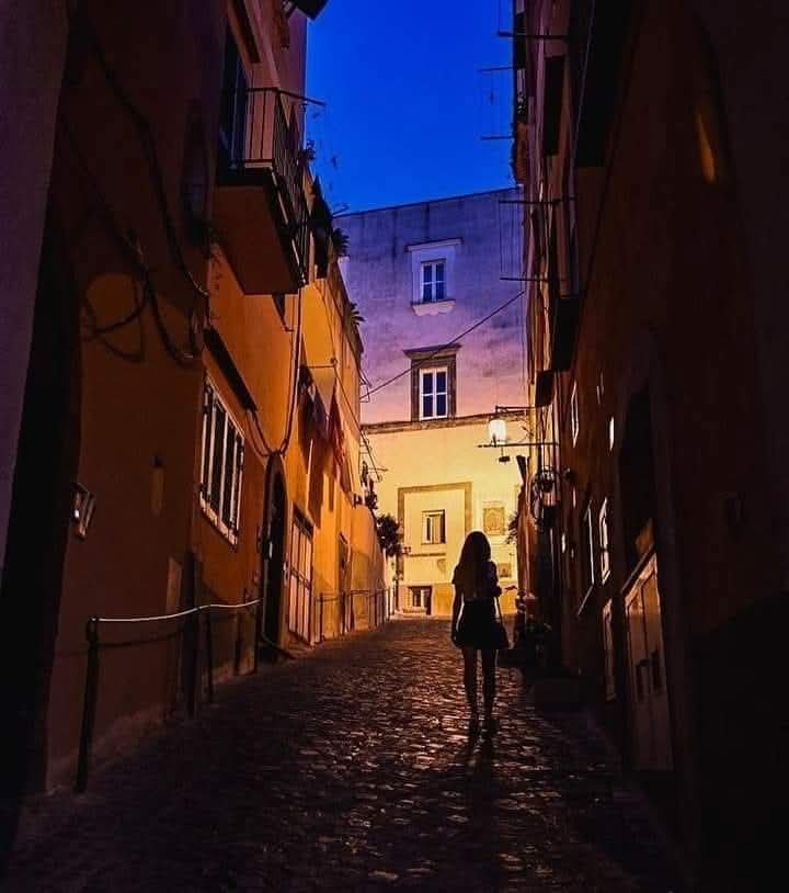 CuoreIschitano's tweet photo. “Erano ombre di un nero sbiadito, che penzolavano gravi nel crepuscolo del niente. Si muovevano lente, e lente apparivano tra un filo di timida luce e minuscoli granelli di polvere volante.”
Nella foto una delle caratteristiche stradine di #Procida al calar del crepuscolo https://t.co/g6PCMUOnvf