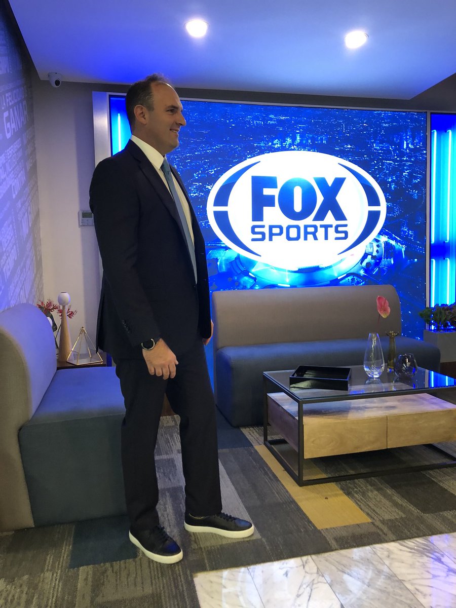 CarlosRosadoV's tweet photo. Hay etapas que dejan una huella para toda la vida. Hoy concluye una de ellas.

Después de 13 años, cierro mi ciclo en Fox Sports MX con un profundo sentimiento de gratitud y orgullo.

Tuve el privilegio de formar parte de una gran empresa, de compartir la pasión por el futbol americano con millones de aficionados y de trabajar junto a profesionales extraordinarios que hicieron de cada transmisión una oportunidad para aprender, crecer y disfrutar este deporte.

Gracias a cada productor, director, compañero y miembro del equipo que confió en mí y caminó a mi lado durante estos años. Su talento, compromiso y amistad forman parte de esta historia.

Mi agradecimiento también es para la audiencia, que me abrió las puertas de su casa cada temporada y me permitió vivir momentos inolvidables alrededor del deporte que ha marcado mi vida.

Me voy con la satisfacción del deber cumplido y con la certeza de que los mejores proyectos siempre nacen de nuevos comienzos.

El futbol americano ha sido el hilo conductor de mi vida: primero como jugador, después como coach y durante estos años como analista. Esa pasión sigue intacta y estoy listo para escribir el siguiente capítulo, con el mismo compromiso, profesionalismo y entusiasmo de siempre.

Gracias, Fox Sports México, por estos 13 años de confianza.

Coach Carlos Rosado 🏈