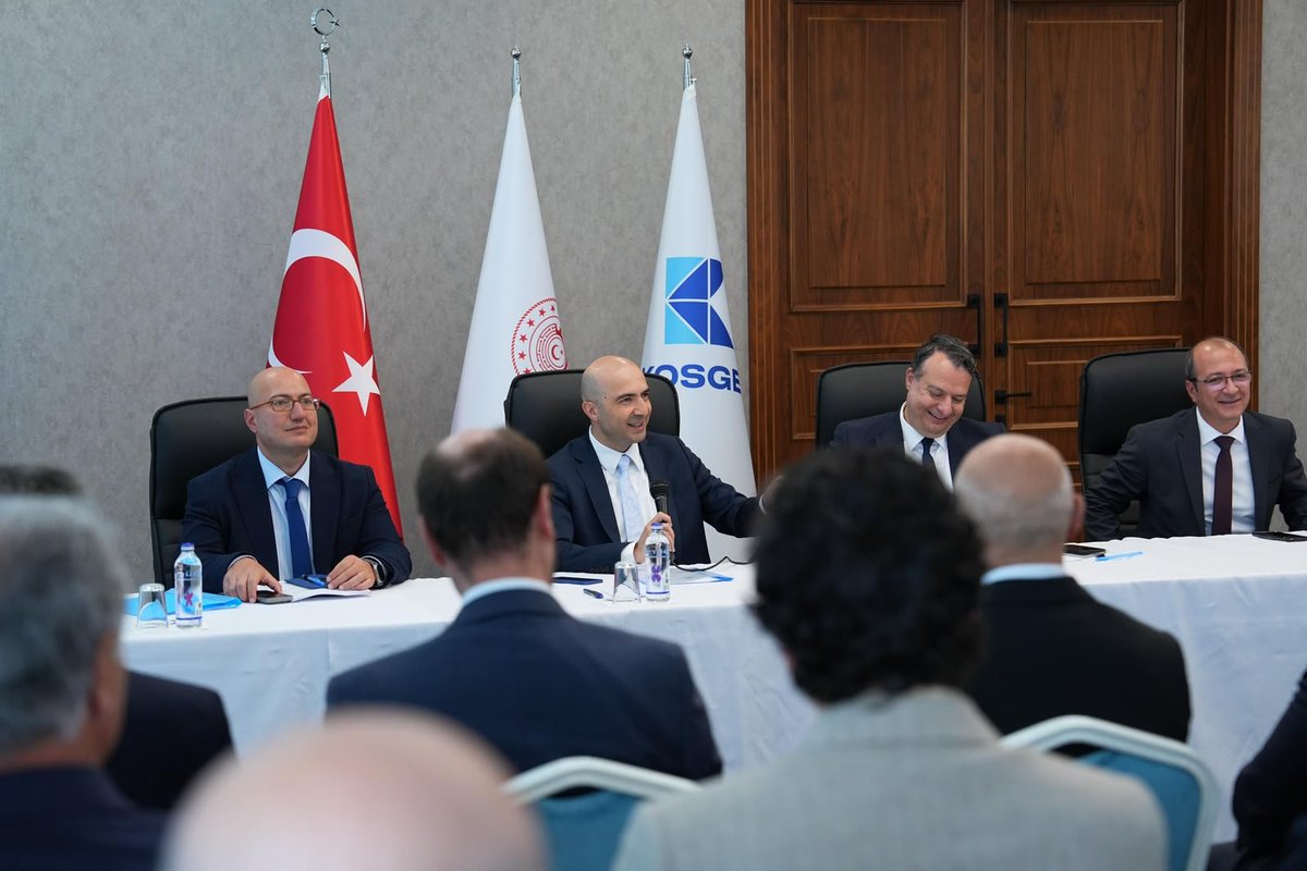 asibrahimcioglu's tweet photo. KOBİ’lerimizin dönüşümünü hızlandıracak Sektörel Gelişim Merkezi (SEGEM) Destek Programımız kapsamında başvuruda bulunan kurum ve kuruluşlarımızın yöneticileriyle Başkanlığımızda kapsamlı bir istişare toplantısı gerçekleştirdik.

Programın tüm aşamalarını ayrıntılı şekilde değerlendirirken, merkezlerin sağlayacağı katma değeri ve uygulama süreçlerini birlikte ele aldık.

#KOSGEBYanında💫