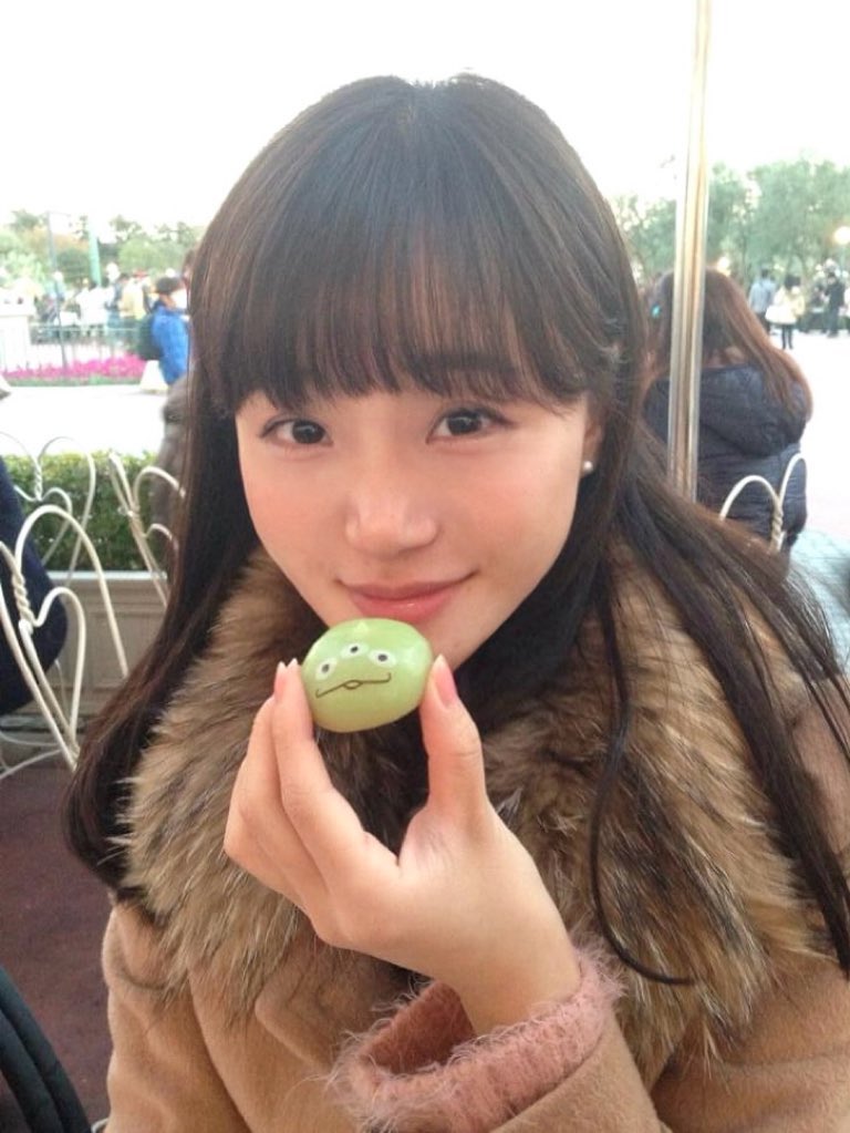 usagi_usagi____'s tweet photo. ←21歳  34歳→
正直私ぜんっっぜん老けてないと思うんだけど、絶対これらのお陰
◻️圧倒的に筋トレ
→筋トレ仲間も私のパーソナルトレーナーたちも誰1人ほんっっとうに老けてない。みんなお肌にパーン！！とハリがあってつやっつやで若い。筋肉量大事。

◻️食事
→加工肉、コンビニ弁当、お菓子、糖質高めの洋菓子など食べる時もあるけど基本は食べない。蒸し野菜やお味噌汁、納豆、キムチなどをよく食べてきた。夜不摂生する時は朝昼はしっかり健康的なものを食べるなどして調整。完璧じゃなくても大丈夫だから少し気をつける。あと、食事制限しすぎない。お米もお野菜もたくさん食べてる！！若い子とごはん行ったらみんなびっくりするくらい食べないけど、健康的なものをたくさん食べてたくさん運動するのが一番老けないよ。栄養足りないと老けるよ！！！！

◻️血糖値コントロール
血糖値の急上昇が一番老ける！！ごはん食べる前にナッツ3粒を徹底。お酒も飲むけどその前に絶対お野菜食べる。なんならブロッコリーとか食べてから会社の飲み会行ってた。飲み会でもお酒飲む前にまず枝豆とか食べる。食べる順番気にするだけで圧倒的に老けづらくなる。

◻️サプリ
食事で補えない栄養素はサプリで補う。マグネシウム、ビタミンBCD、鉄分、グルタチオン、青汁、コラーゲンペプチドは長年毎日飲んでる。そのおかげかこの前病院で血液検査して「不足している栄養素が何もない人久しぶりに見た。すごい👨‍⚕️」と言われた（嬉）

◻️睡眠
毎日7〜8時間絶対寝てる。会社員時代は飲み会や残業で終電逃した次の日は午前休にしてたし、睡眠時間だけは毎日計算して取ってた。（寝ないと仕事のパフォーマンスも下がるし）

もちろん美容医療（半年に一回高周波当ててる）やスキンケアもとても大切なんだけど、内側からのケアで土台を固めるのが大事。土台が固まってこその美容医療とスキンケア！！30代の美容は20代で頑張ってきたことの答え合わせみたいでとても楽しい

💌若い子へ💌
良いもの食べたり美容医療したりするとてもお金がかかるので、若いうちからしっかり働いて、自分の頭使って稼いで、金融の勉強もして資産運用しよう✊30代めっっちゃ楽しいよ！！ウェルカム！！