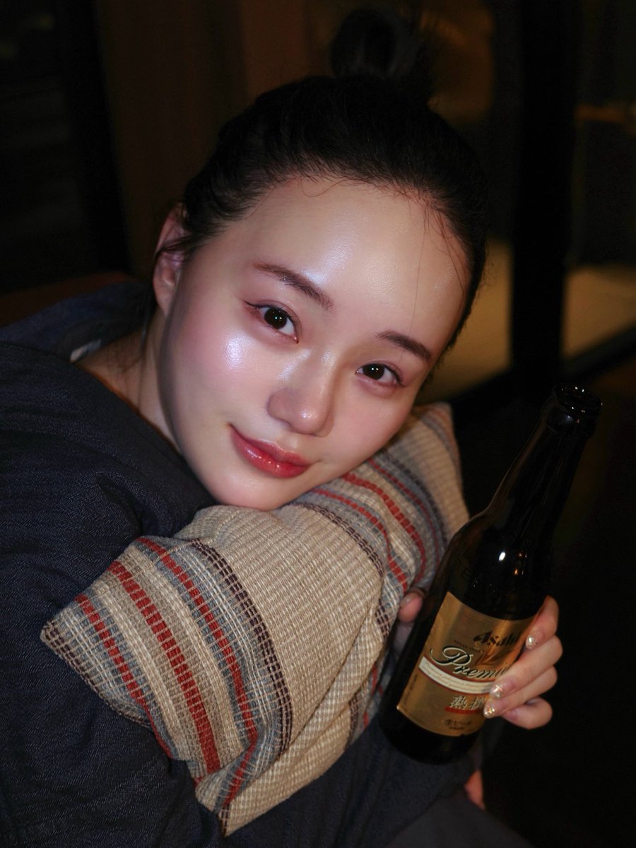 usagi_usagi____'s tweet photo. ←21歳  34歳→
正直私ぜんっっぜん老けてないと思うんだけど、絶対これらのお陰
◻️圧倒的に筋トレ
→筋トレ仲間も私のパーソナルトレーナーたちも誰1人ほんっっとうに老けてない。みんなお肌にパーン！！とハリがあってつやっつやで若い。筋肉量大事。

◻️食事
→加工肉、コンビニ弁当、お菓子、糖質高めの洋菓子など食べる時もあるけど基本は食べない。蒸し野菜やお味噌汁、納豆、キムチなどをよく食べてきた。夜不摂生する時は朝昼はしっかり健康的なものを食べるなどして調整。完璧じゃなくても大丈夫だから少し気をつける。あと、食事制限しすぎない。お米もお野菜もたくさん食べてる！！若い子とごはん行ったらみんなびっくりするくらい食べないけど、健康的なものをたくさん食べてたくさん運動するのが一番老けないよ。栄養足りないと老けるよ！！！！

◻️血糖値コントロール
血糖値の急上昇が一番老ける！！ごはん食べる前にナッツ3粒を徹底。お酒も飲むけどその前に絶対お野菜食べる。なんならブロッコリーとか食べてから会社の飲み会行ってた。飲み会でもお酒飲む前にまず枝豆とか食べる。食べる順番気にするだけで圧倒的に老けづらくなる。

◻️サプリ
食事で補えない栄養素はサプリで補う。マグネシウム、ビタミンBCD、鉄分、グルタチオン、青汁、コラーゲンペプチドは長年毎日飲んでる。そのおかげかこの前病院で血液検査して「不足している栄養素が何もない人久しぶりに見た。すごい👨‍⚕️」と言われた（嬉）

◻️睡眠
毎日7〜8時間絶対寝てる。会社員時代は飲み会や残業で終電逃した次の日は午前休にしてたし、睡眠時間だけは毎日計算して取ってた。（寝ないと仕事のパフォーマンスも下がるし）

もちろん美容医療（半年に一回高周波当ててる）やスキンケアもとても大切なんだけど、内側からのケアで土台を固めるのが大事。土台が固まってこその美容医療とスキンケア！！30代の美容は20代で頑張ってきたことの答え合わせみたいでとても楽しい

💌若い子へ💌
良いもの食べたり美容医療したりするとてもお金がかかるので、若いうちからしっかり働いて、自分の頭使って稼いで、金融の勉強もして資産運用しよう✊30代めっっちゃ楽しいよ！！ウェルカム！！