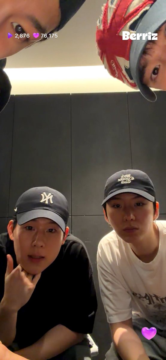 ss0imda's tweet photo. 모여보라했더니 댓글본다고 각 모서리에서만 등장함 ㅜㅜㅜㅜㅋㅋㅋㅋㅋ https://t.co/KRtJfOgdhX