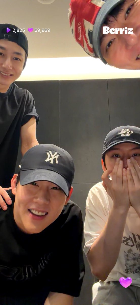 ss0imda's tweet photo. 모여보라했더니 댓글본다고 각 모서리에서만 등장함 ㅜㅜㅜㅜㅋㅋㅋㅋㅋ https://t.co/KRtJfOgdhX