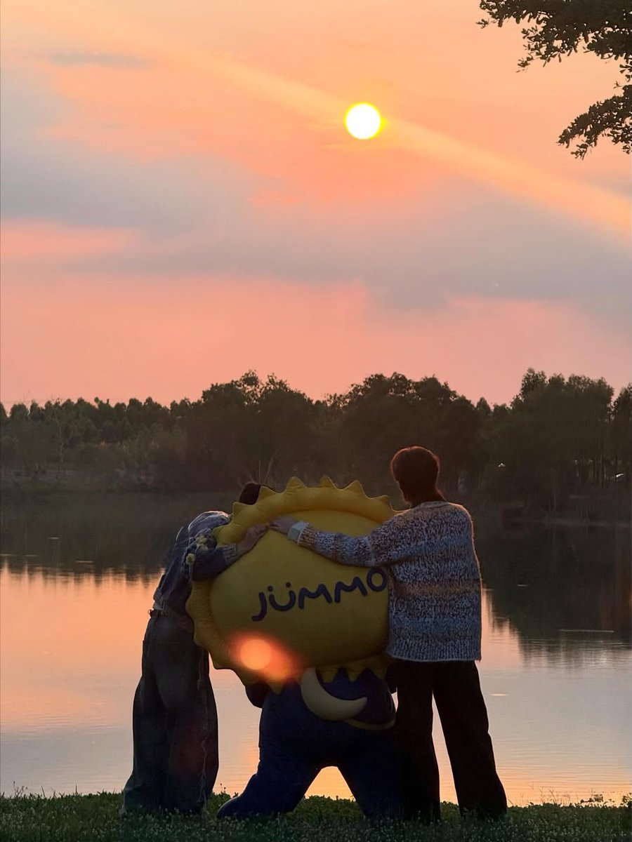Rina_Ren77's tweet photo. No matter how tough it gets, our support for you will never change. Love you both!Don't think too much, everything will be fine.💙💛🫂

@jnnrrs @Markjrtn @jummo__gmmtv

#JuniorMark #JUMMO https://t.co/Is5fzIPWPH