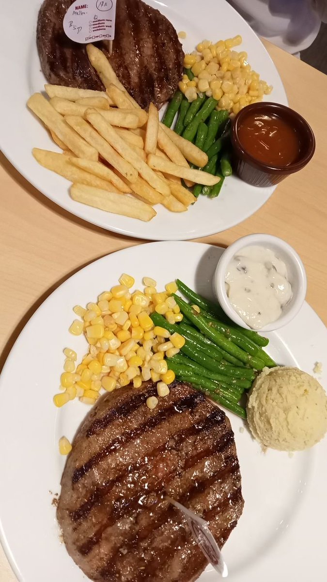 bingungtrs_'s tweet photo. makan sama cewe                 makan sendiri https://t.co/so0bLL7yj5