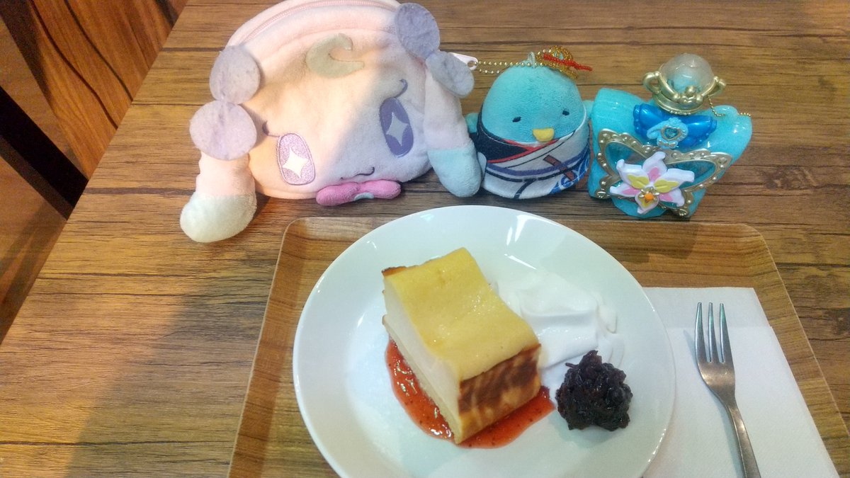 ririka_liliham's tweet photo. #ちゅんずでー
土曜日におもちゃのコスメを買ったついでにくじを引いたら1等の大福を当てました!🍓大福も入ってるので🐥も楽しみ🔴
カフェでチーズケーキ&amp;コスメ開封の儀🧀ちゅんも欲しかった変身アイテム兼香水!💠
昨日は🍑の🍨で🍓じゃなくてラズベリーソースだよ…!耳につけてるイヤリングも注目!🔶 https://t.co/BdzAnD4YJ7