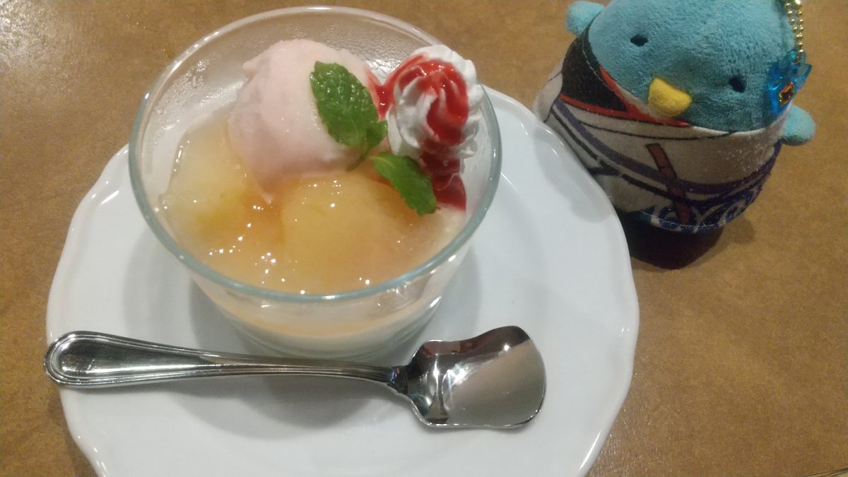 ririka_liliham's tweet photo. #ちゅんずでー
土曜日におもちゃのコスメを買ったついでにくじを引いたら1等の大福を当てました!🍓大福も入ってるので🐥も楽しみ🔴
カフェでチーズケーキ&amp;コスメ開封の儀🧀ちゅんも欲しかった変身アイテム兼香水!💠
昨日は🍑の🍨で🍓じゃなくてラズベリーソースだよ…!耳につけてるイヤリングも注目!🔶 https://t.co/BdzAnD4YJ7