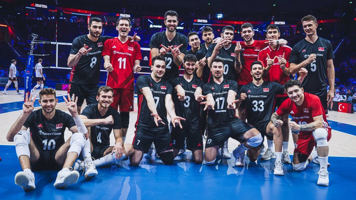 gibbybaris's tweet photo. 🇹🇷 Filenin Efeleri x VNL Finalleri Kadrosu

🏐 S: Murat - Hilmi 
💥 OPP: Adis - Kaan 
⚡️ OH: Gökçen - Efe B. - Mirza - Cafer
🙌 MB: Bedirhan - Ahmet - Matic - Ahmet Samet 
🛡️ L: Berkay - Abdulsamet

📍 Finaller Maçları x 🇨🇳 Ningbo
⚔️ 29 Temmuz 10.00 x 🇸🇮 Slovenya
❓ Yarı Final x 🇵🇱Polonya/Ukrayna🇺🇦
❓ Final x 🇯🇵JPN/🇮🇹ITA/🇺🇸USA/🇨🇳CHN