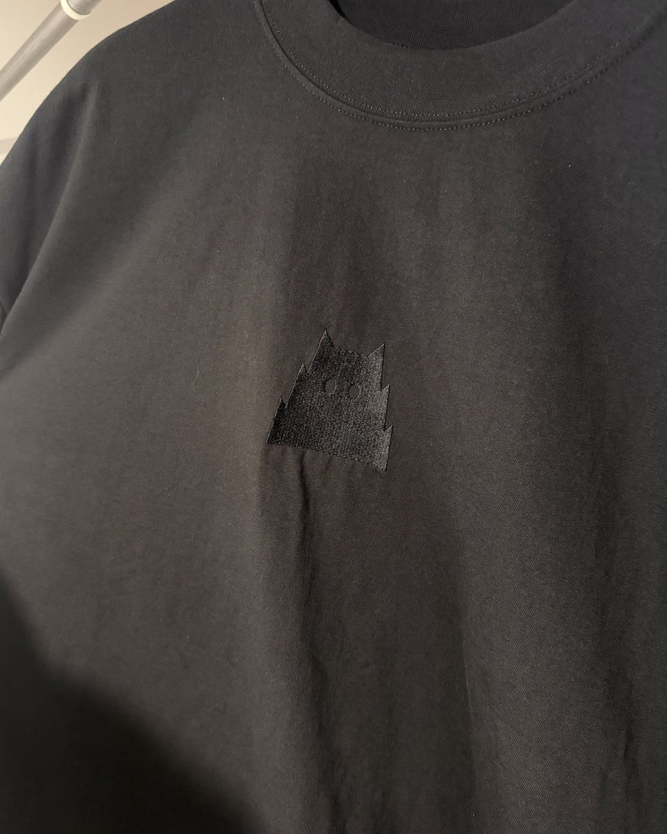 _wyoshi's tweet photo. ONIGASHIMAのTシャツつくった！黒に黒シルクスクリーンとてもいい。胸元は刺繍です！ https://t.co/VjXppbio6y