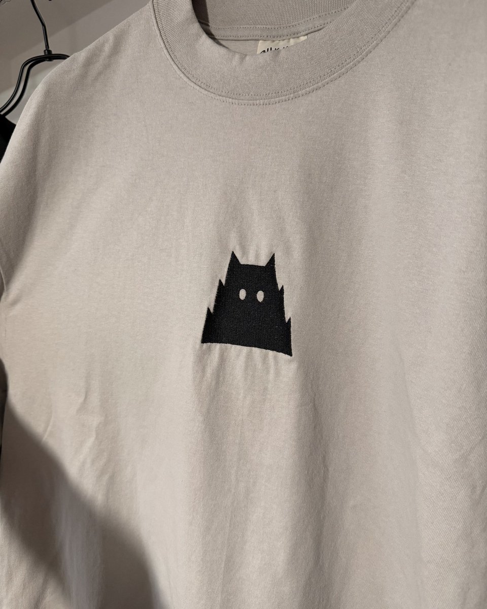 _wyoshi's tweet photo. ONIGASHIMAのTシャツつくった！黒に黒シルクスクリーンとてもいい。胸元は刺繍です！ https://t.co/VjXppbio6y
