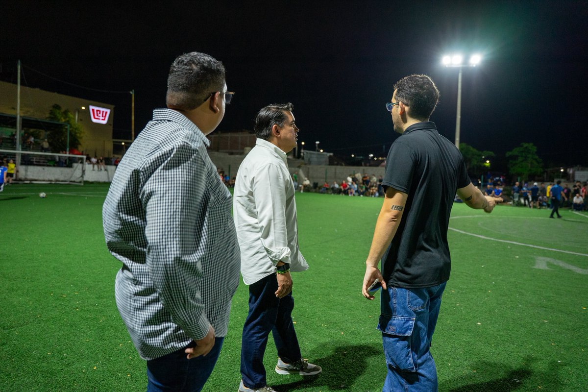 RicardoMadridP's tweet photo. Para finalizar la jornada de hoy, nos echamos una vuelta en la Liga de Campeones: Supremacía, en Barrancos #Culiacán para platicar con los organizadores y próximamente establecer un encuentro con tareas que haremos en equipo a favor del fútbol en #Sinaloa.

Deporte del cual exportamos mucho talento a la Liga Mexicana u extranjeras. 

#RIMA 🟢