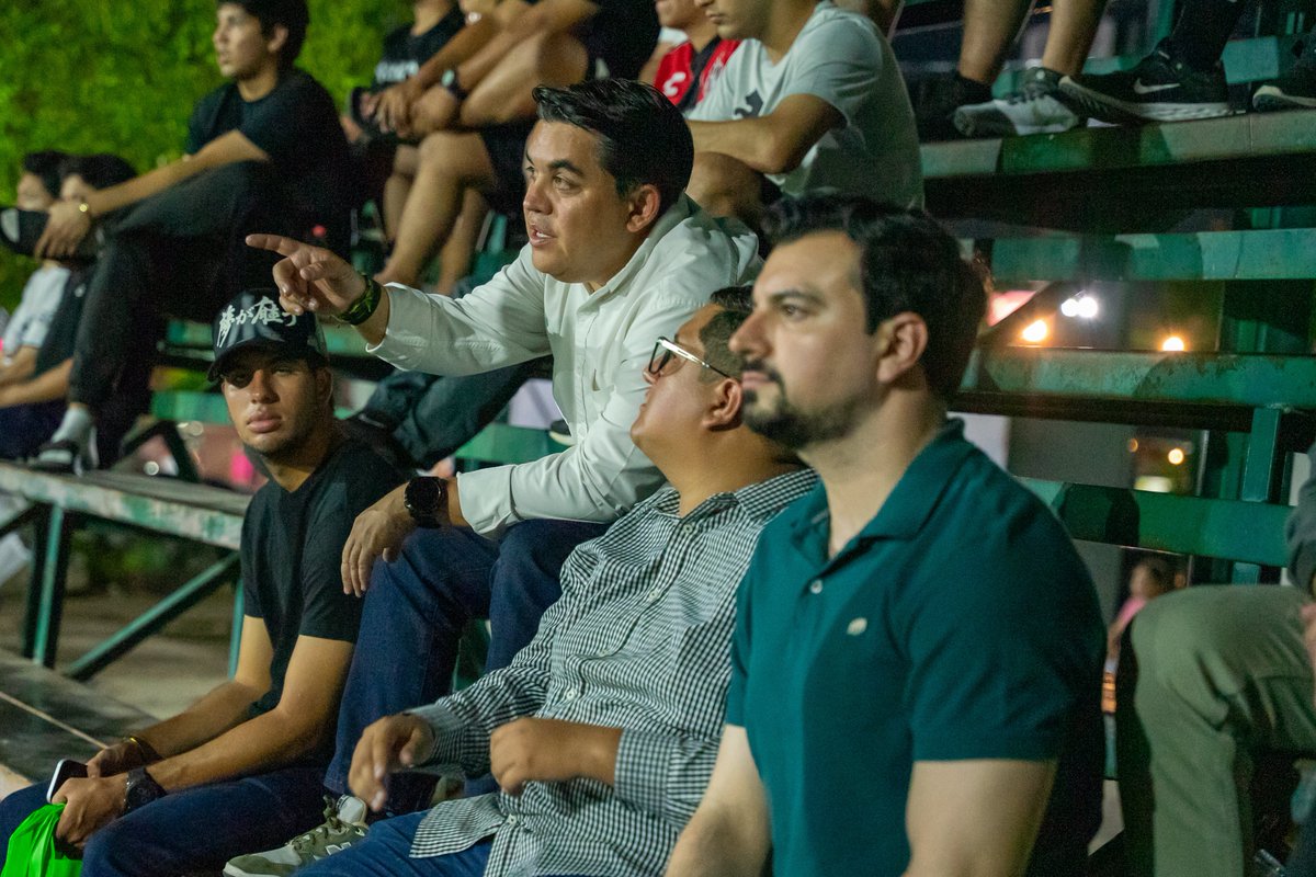 RicardoMadridP's tweet photo. Para finalizar la jornada de hoy, nos echamos una vuelta en la Liga de Campeones: Supremacía, en Barrancos #Culiacán para platicar con los organizadores y próximamente establecer un encuentro con tareas que haremos en equipo a favor del fútbol en #Sinaloa.

Deporte del cual exportamos mucho talento a la Liga Mexicana u extranjeras. 

#RIMA 🟢