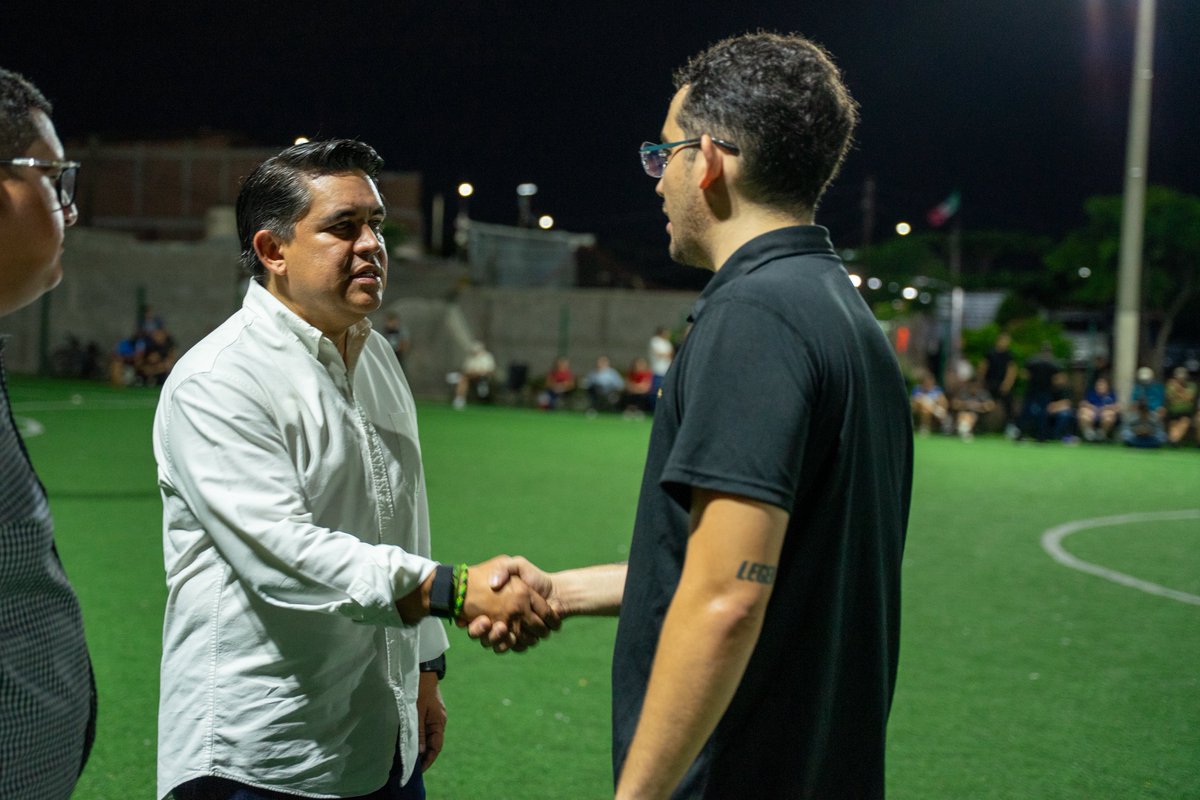 RicardoMadridP's tweet photo. Para finalizar la jornada de hoy, nos echamos una vuelta en la Liga de Campeones: Supremacía, en Barrancos #Culiacán para platicar con los organizadores y próximamente establecer un encuentro con tareas que haremos en equipo a favor del fútbol en #Sinaloa.

Deporte del cual exportamos mucho talento a la Liga Mexicana u extranjeras. 

#RIMA 🟢