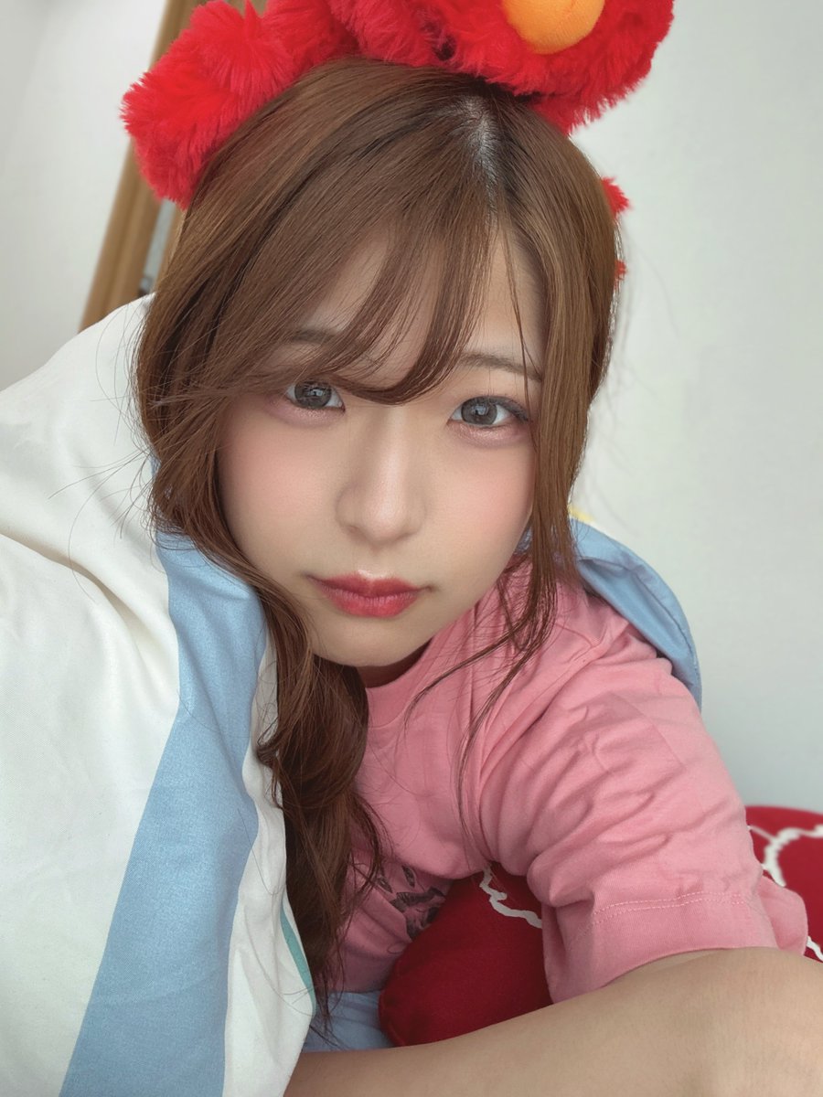 mikumiku_2025's tweet photo. みんなおはよ！

朝起きて鏡を見ながら、
「もしかして私、姿勢悪くなってる…？」って思ったみくです😂

最近スマホを見る時間が増えたせいか、
気づいたら背中が丸まってることが多くて🥺

ちゃんと伸ばそう！って思っても、
気づいたらまた猫背になってるんだよね（笑）

姿勢がいい人って、
それだけで綺麗に見えるから憧れる☺️✨

今日は意識して、背筋ピン！で過ごしてみようと思います♡

今日も無理しすぎず、
自分のペースで頑張ろうね！

いってらっしゃいのちゅ〜😘