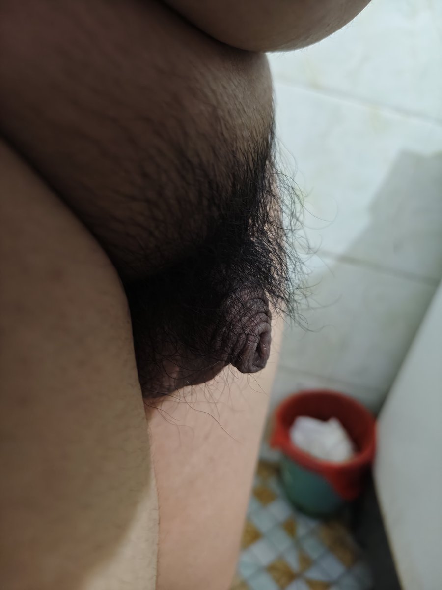 j8zlp's tweet photo. 这脚趾真长， 比我鸡巴还长。 看着这美脚和这羞辱的手势，我不到三十秒30秒就泄了 https://t.co/mVDsDJmB45
