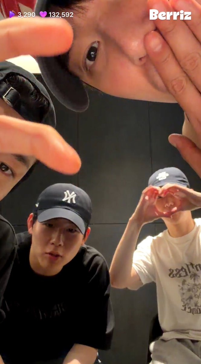 luv2kh's tweet photo. 아 
저 뒤에서 혼자 사랑하고 빠빠이 하고잇어 아 https://t.co/OVO56SUzSN