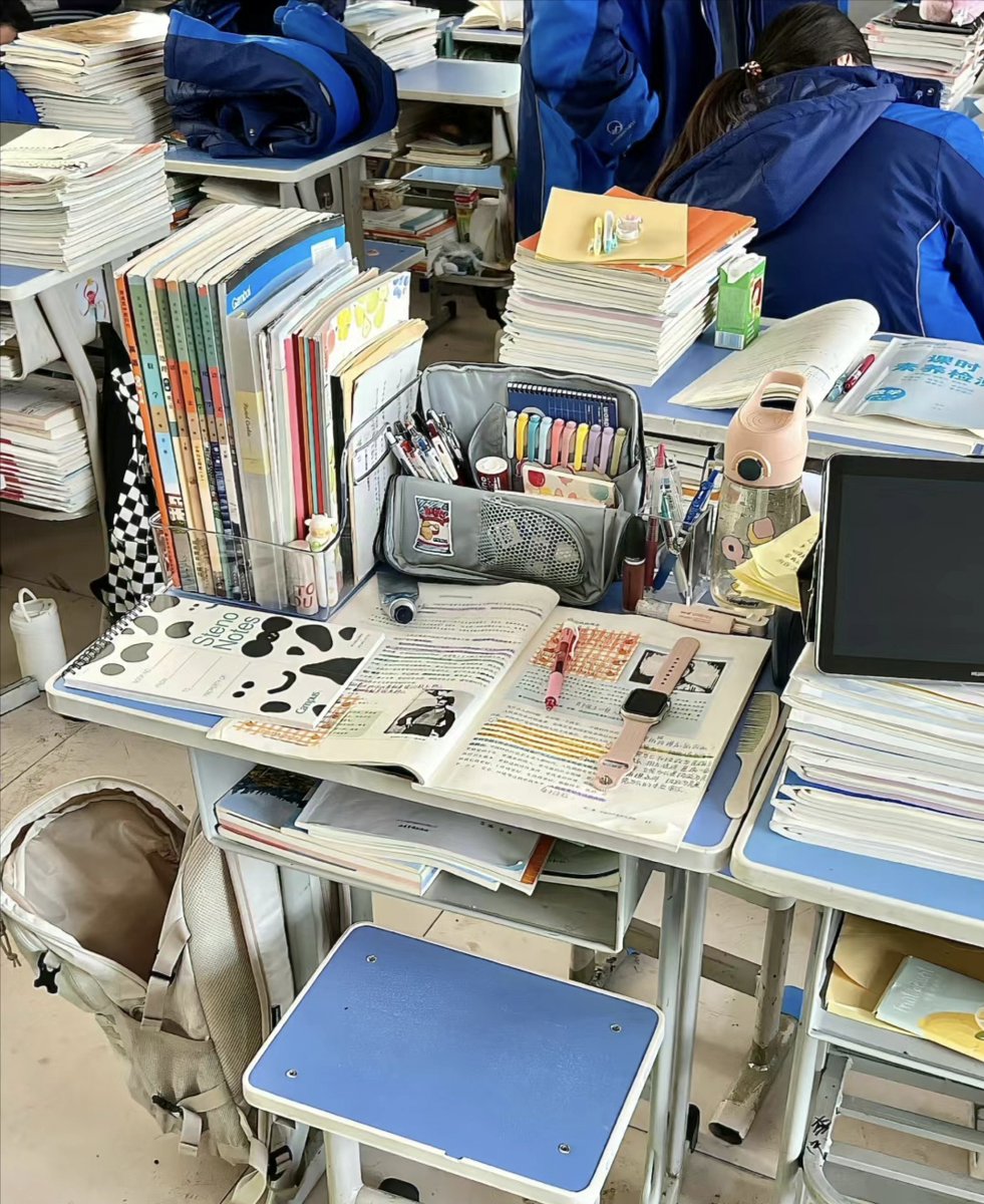 ShanteVanhh48's tweet photo. 翻到毕业照里的笑脸，风还在宿舍阳台绕圈，原来那年的热干面香，至今都缠在领口。， https://t.co/1sdiIz1nrh