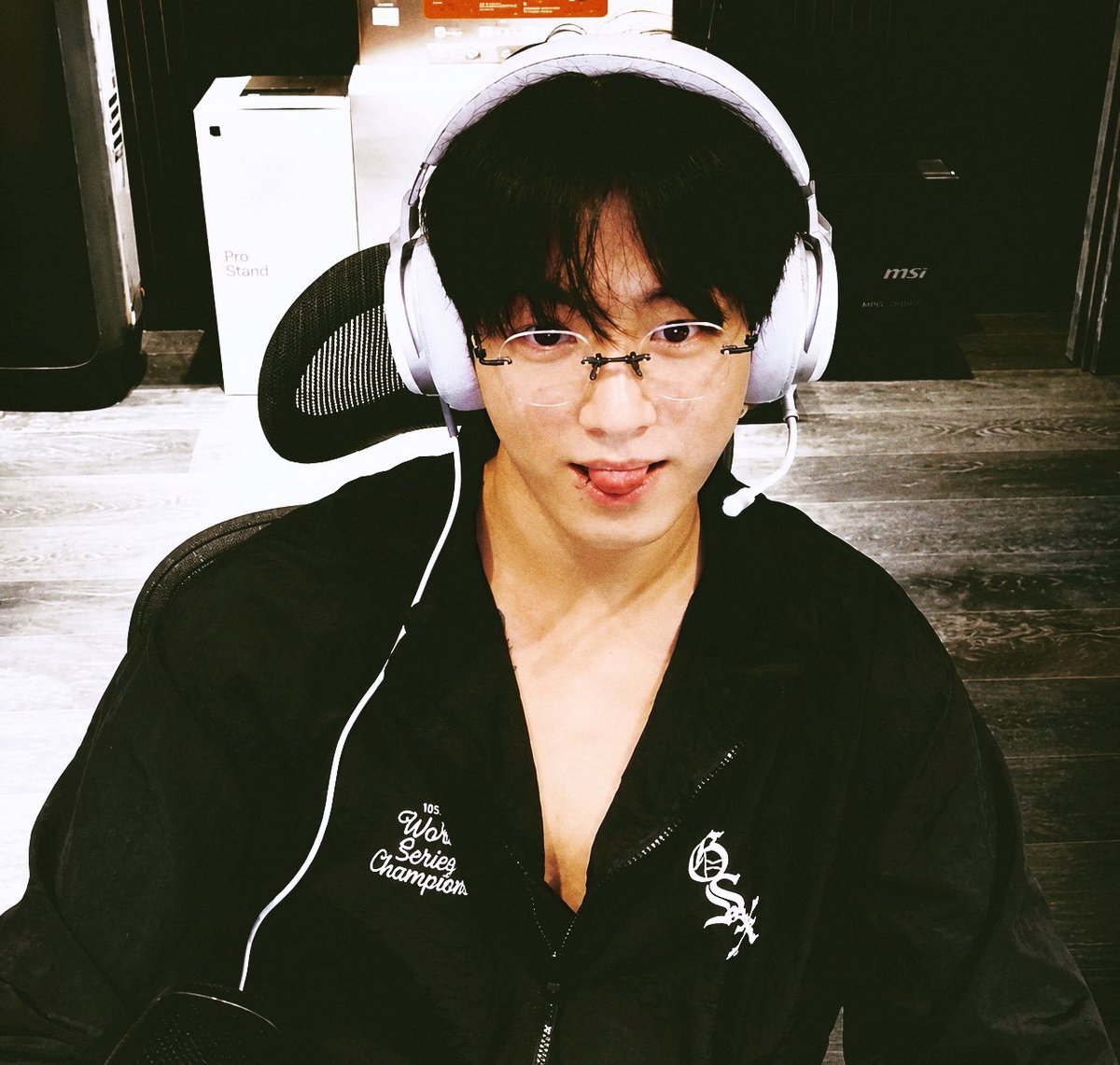 97Jungukk's tweet photo. 😛 https://t.co/oXMtu6qnlf