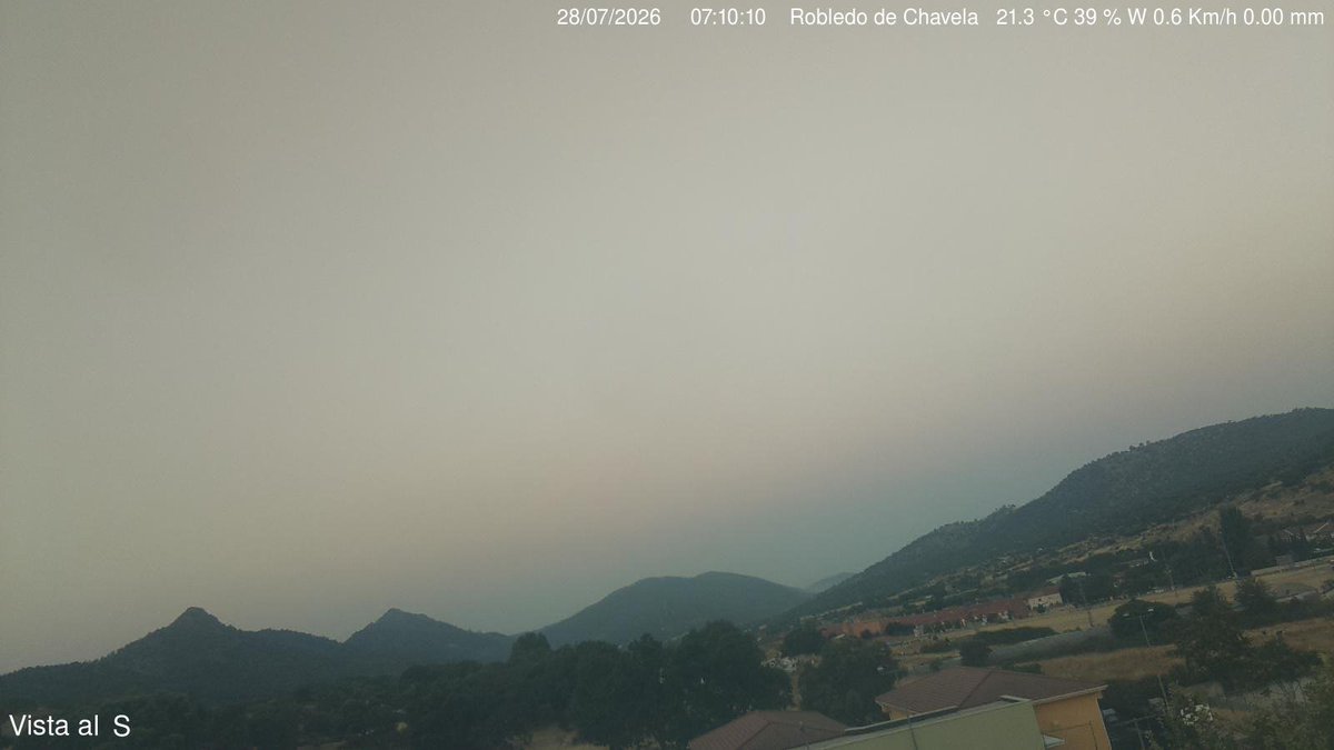 PabloDMZ's tweet photo. 📍Amanece en Robledo de Chavela.

 A la espera de la información del avance de los trabajos en los frentes activos. No se advierten focos con llama. 

Imagen de webcam instalada en el pueblo apuntando hacia el sur (pantano de San Juan) .

#IFSierraOeste
#IFSanMartíndeValdeiglesias 
#IFSanMartindeValdeiglesias 
#IFBurgohondo