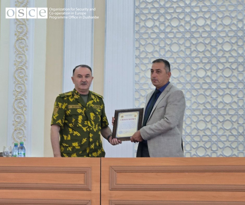 oscedushanbe's tweet photo. 💡 From 6-25 July, @oscedushanbe and Tajikistan’s Border Troops conducted 15 awareness meetings in Khatlon reaching 1,350 residents. 

📎 The Office distributed 2,500 🗓️ calendars with Border Troops’ hotline numbers to help communities report suspicious border-related incidents. https://t.co/TpApsS4YTh