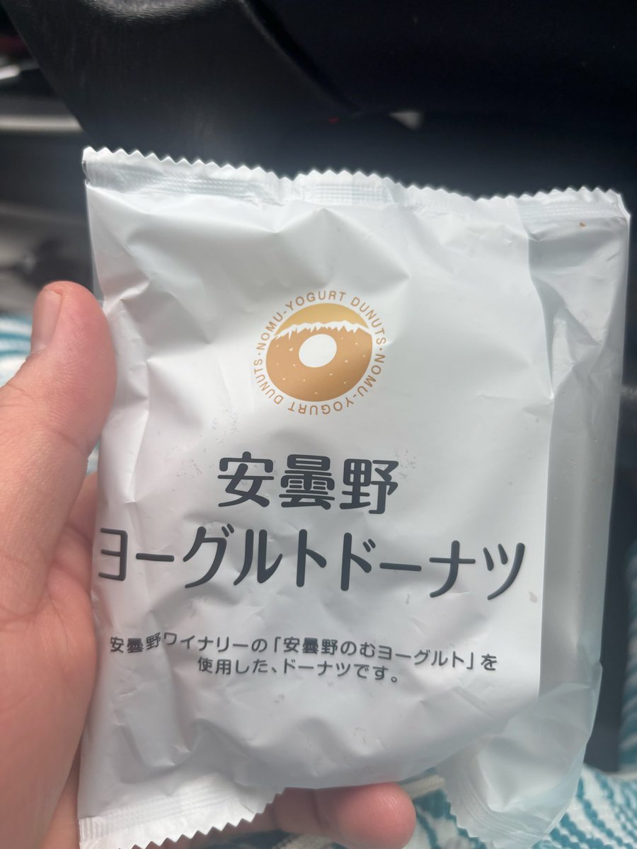 ryusan0614's tweet photo. いただいたお土産パクパク
牛乳かコーヒー欲しくなってきた😁 https://t.co/TcyQ6oVbCJ