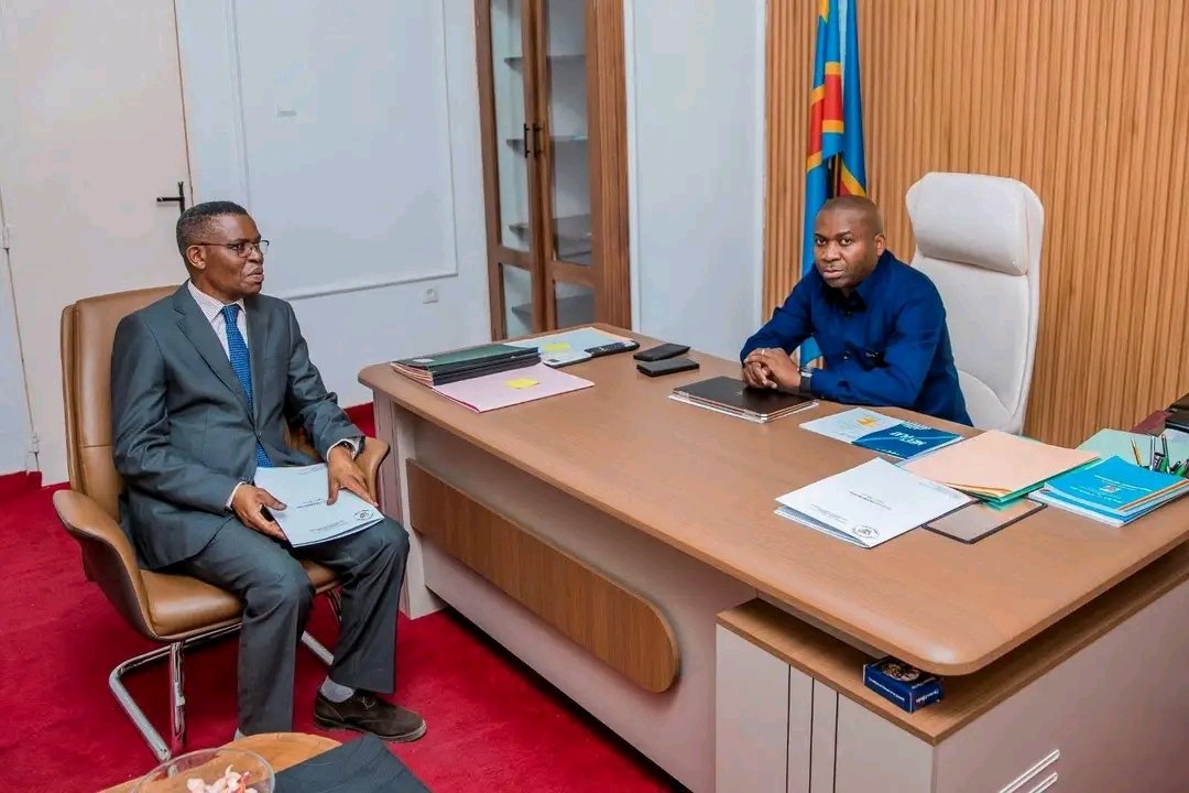 mutiki_nathan's tweet photo. QUAND L'EXCELLENCE ACADÉMIQUE ÉPOUSE L'ENGAGEMENT POLITIQUE AU SERVICE DE MWENGA

Dans une atmosphère empreinte de cordialité et de hauteur de vue,  @Tresor_Mutiki a reçu, en son cabinet, le Professeur Ambroise Katambu Bulambo, éminent universitaire et figure de proue de la communauté Lega.

Les échanges ont mis en lumière les actions structurantes entreprises en faveur de Mwenga. Le Professeur a salué le leadership du député, illustré notamment par le succès de la Caravane Patriotique, le lancement de la Bourse d'Excellence Iganda 2026 et l'appui apporté au Lycée Sebyera de Kitutu.

Unis par une vision commune, les deux personnalités ont réaffirmé leur volonté de conjuguer leurs expertises et leurs efforts afin de promouvoir l'éducation, le progrès social et le développement durable de Mwenga, dans la perspective d'un territoire plus prospère, plus solidaire et résolument tourné vers l'avenir.