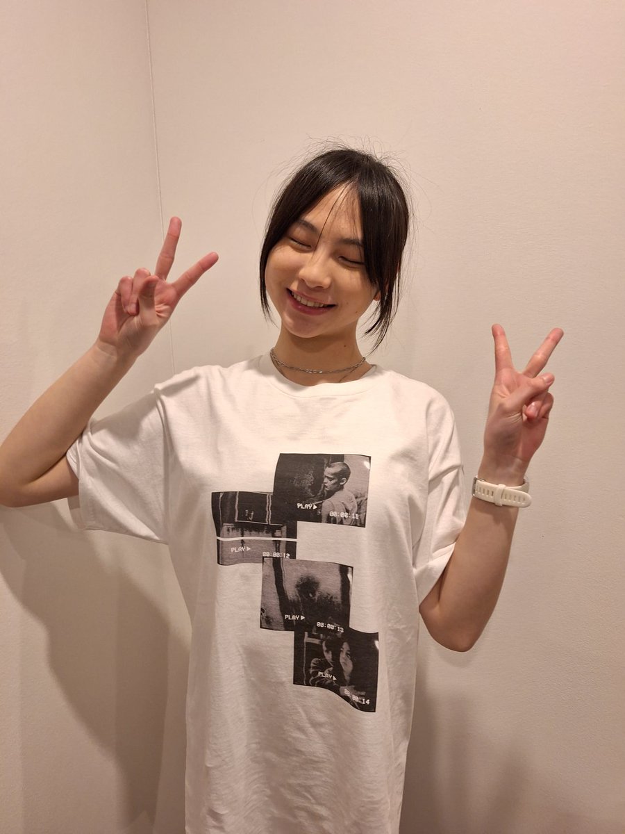 bhb_movie's tweet photo. ／
　A24 × UNDER R
　コラボアイテム販売中‼️
＼

映画『#ブリング・ハー・バック』との
コラボデザインTシャツを、
本作でパイパーを演じるソラ・ウォンさんに
着用いただきました✨

映画と合わせて、コラボアイテムも
ぜひチェックしてみてください👀

詳しくはこちら👇
https://t.co/SVDwe6bjFT

絶賛公開中🎬